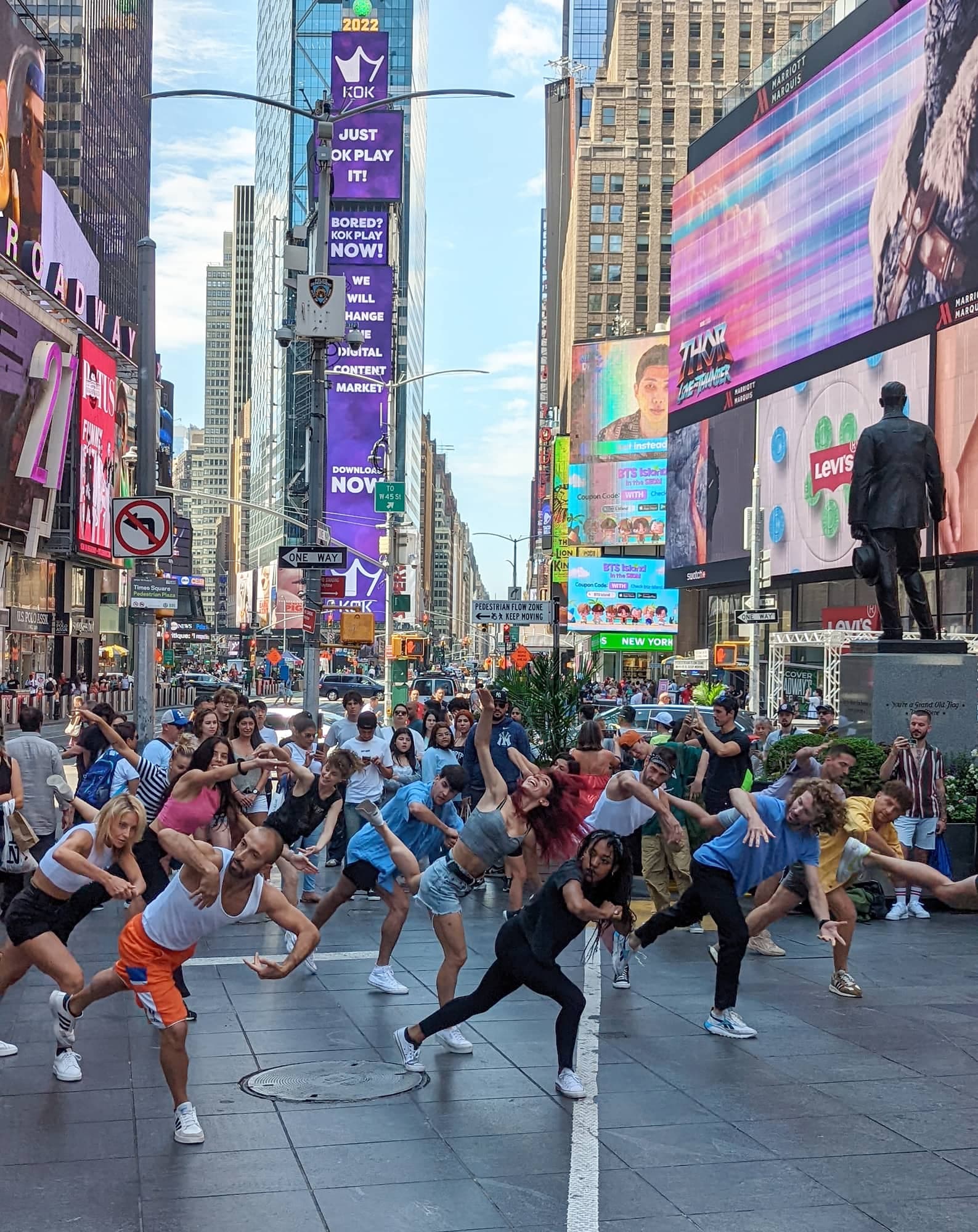 Les danseurs et acrobates de Notre-Dame de Paris ont fait une prestation improvisée devant les passants de Time Square.