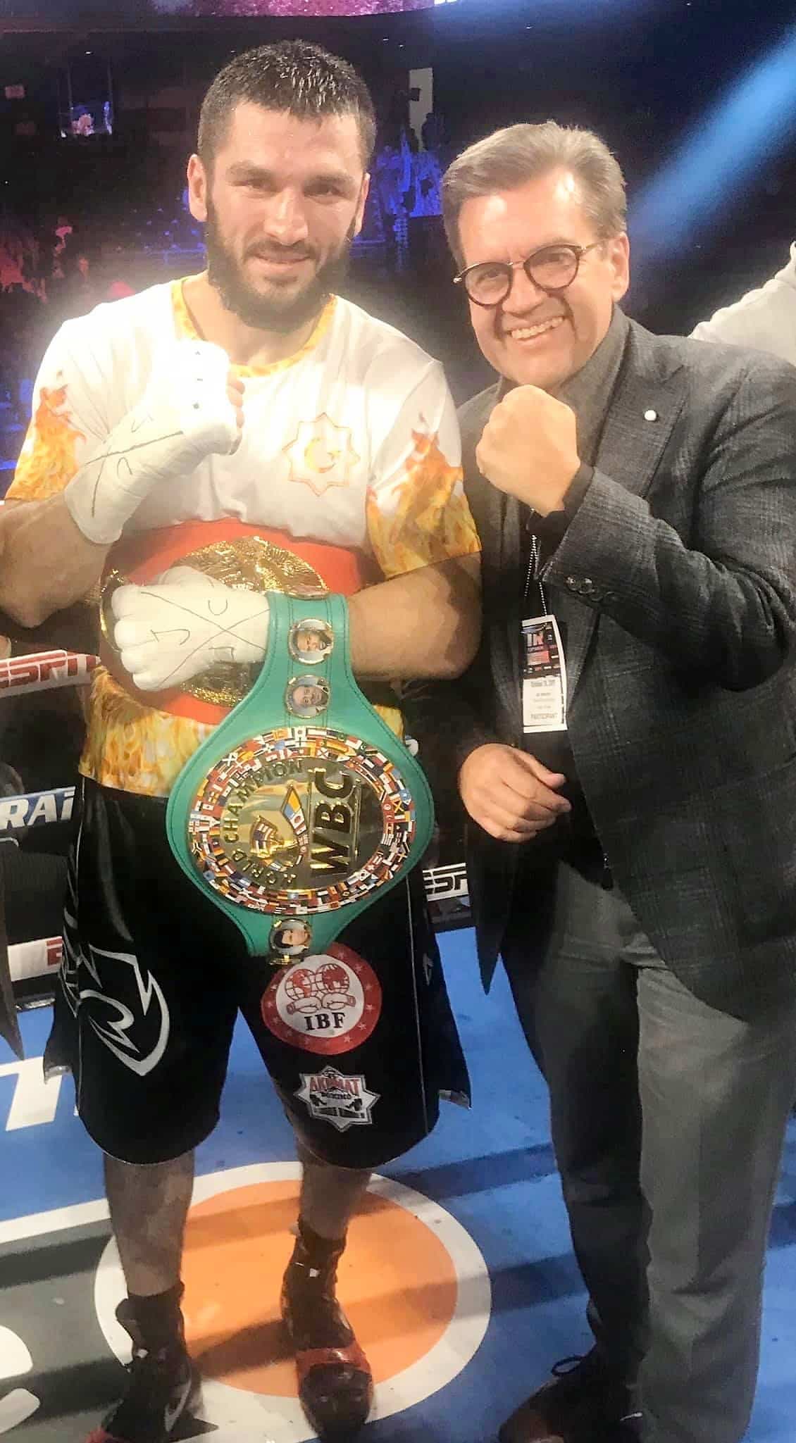 Denis Coderre pose en compagnie d’Artur Beterbiev après sa victoire contre Oleksandr Gvozdyk, le 18 octobre 2019, à Philadelphie.