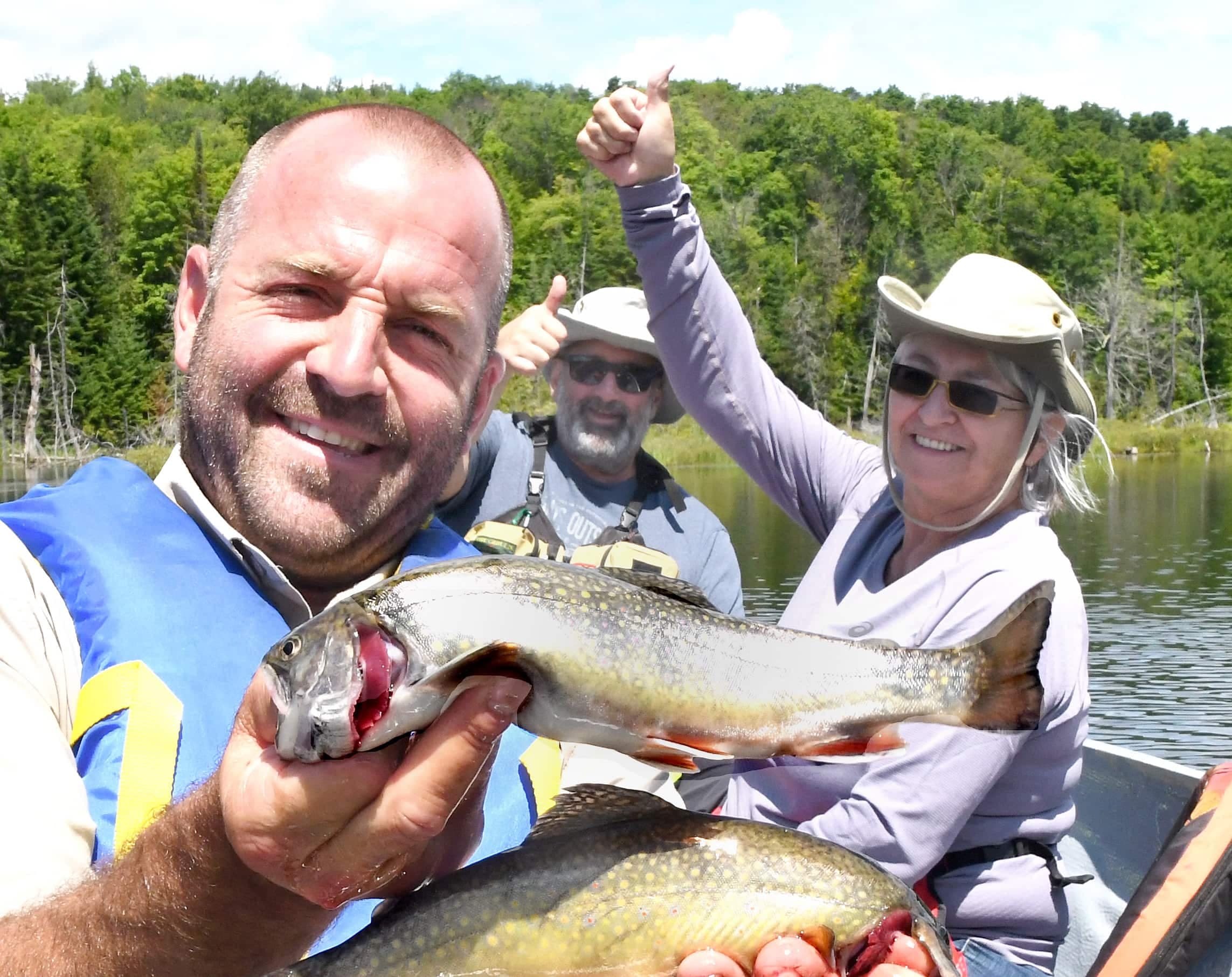 Le guide Louis-Philippe Renière, alias Tony, vous présente ici deux des truites mouchetées que nous avons capturées lors de notre séjour.