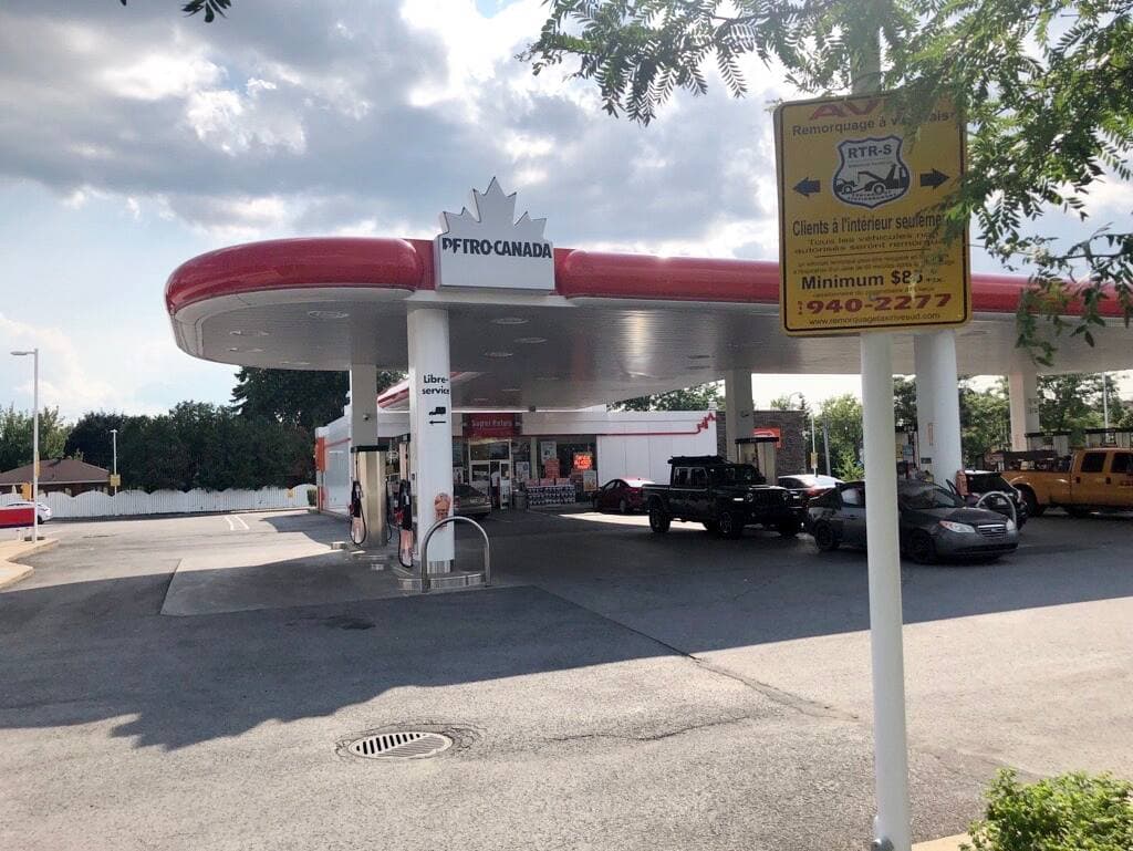 Une des quelque 1600 stations-service détenues par le géant pétrolier Suncor en sol canadien, sur le boulevard Taschereau, à Longueuil, hier.