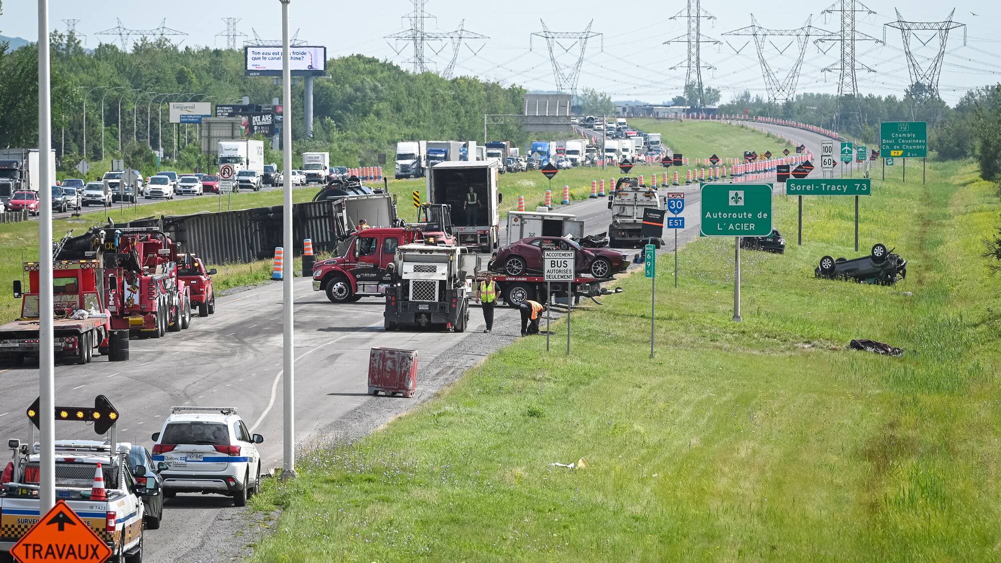 Le poids lourd a fini sa course dans le terre-plein central de l’autoroute 30 après avoir embouti sept voitures.