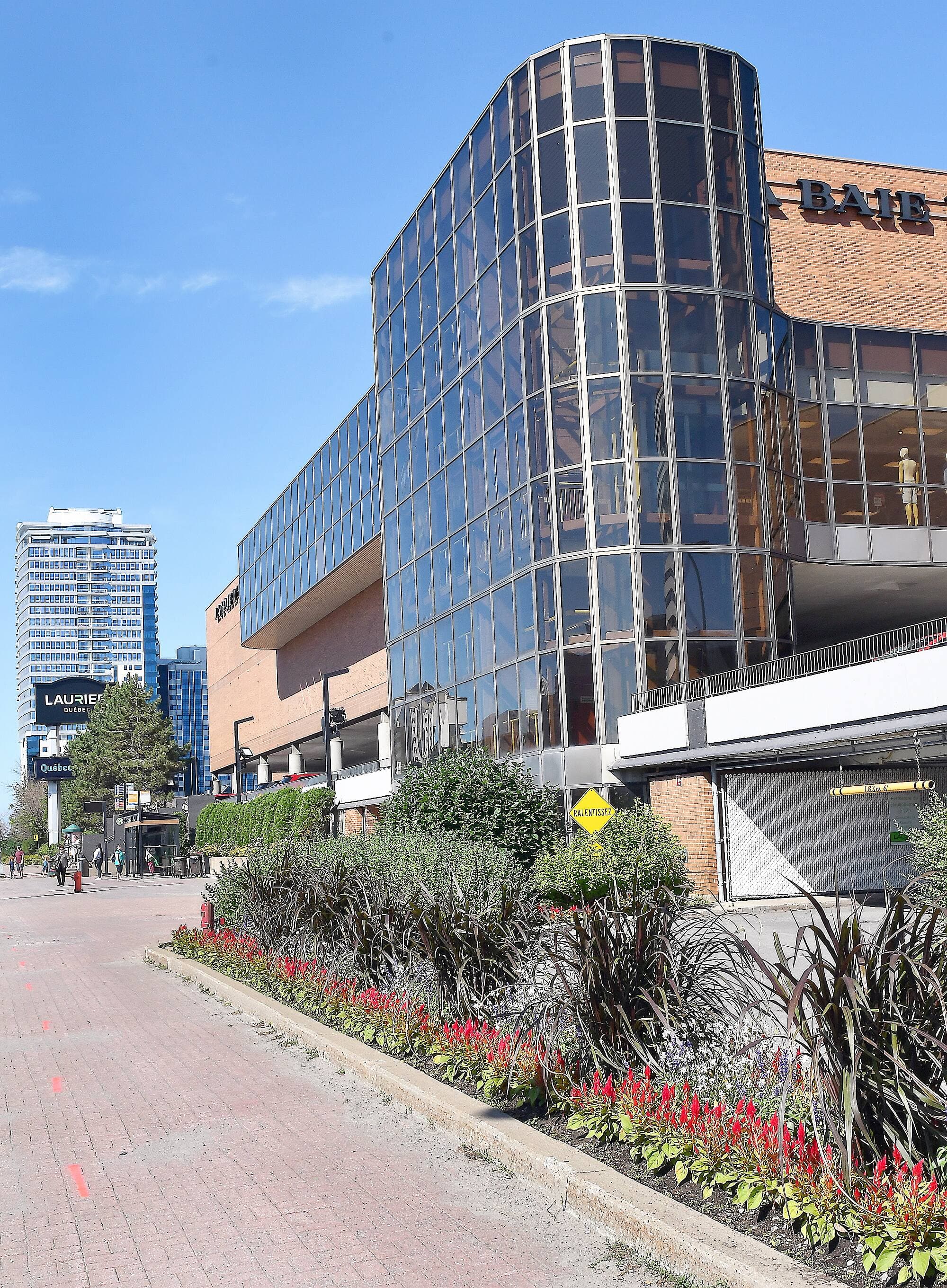 Douville, Moffet et Associés ont conclu hier l’acquisition d’une participation de 50 % dans le centre commercial Laurier Québec, que l’on voit ci-dessus.