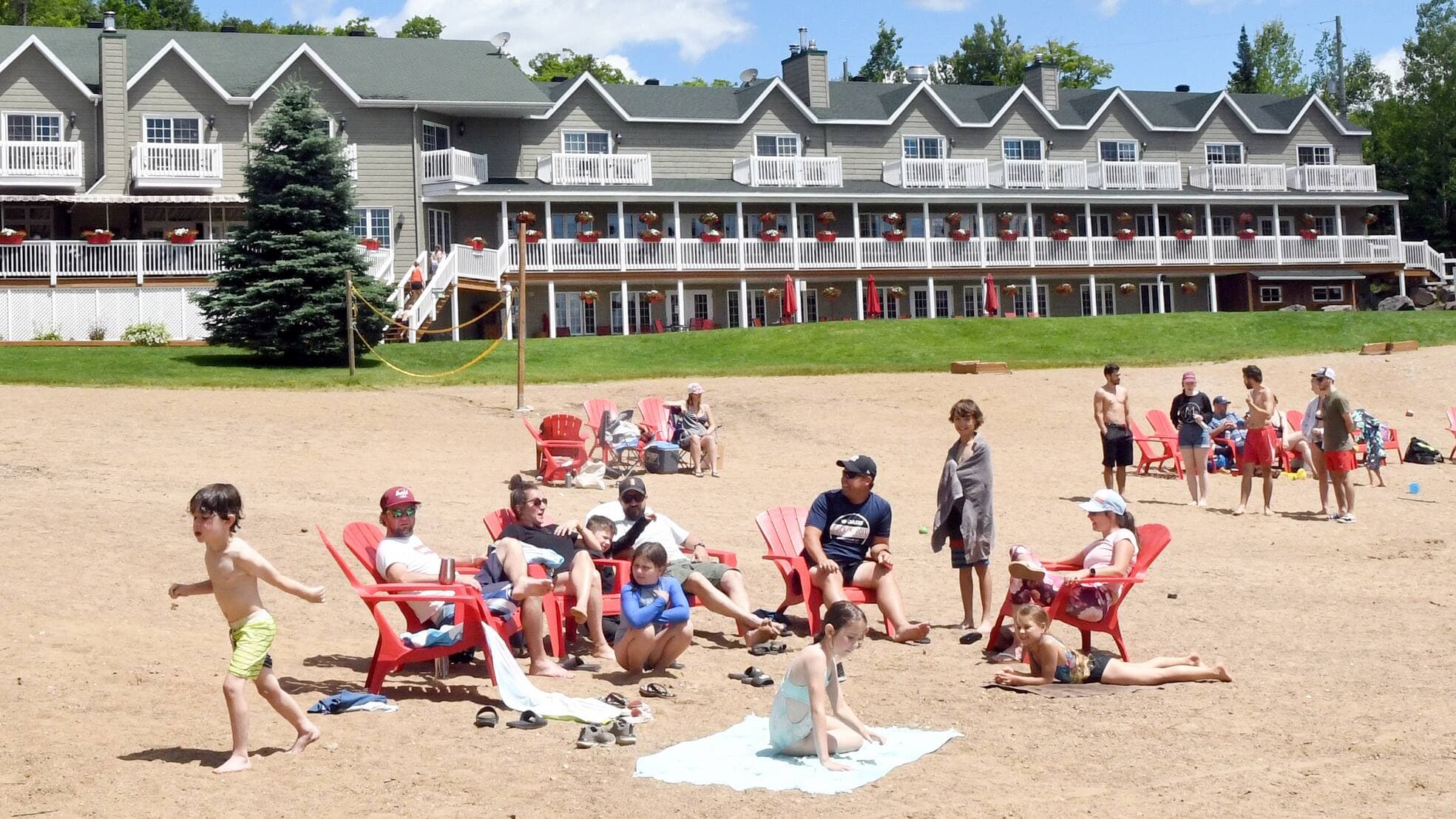 Avec une telle plage et tous ces gens qui en profitent, on ne se croirait pas dans une pourvoirie.