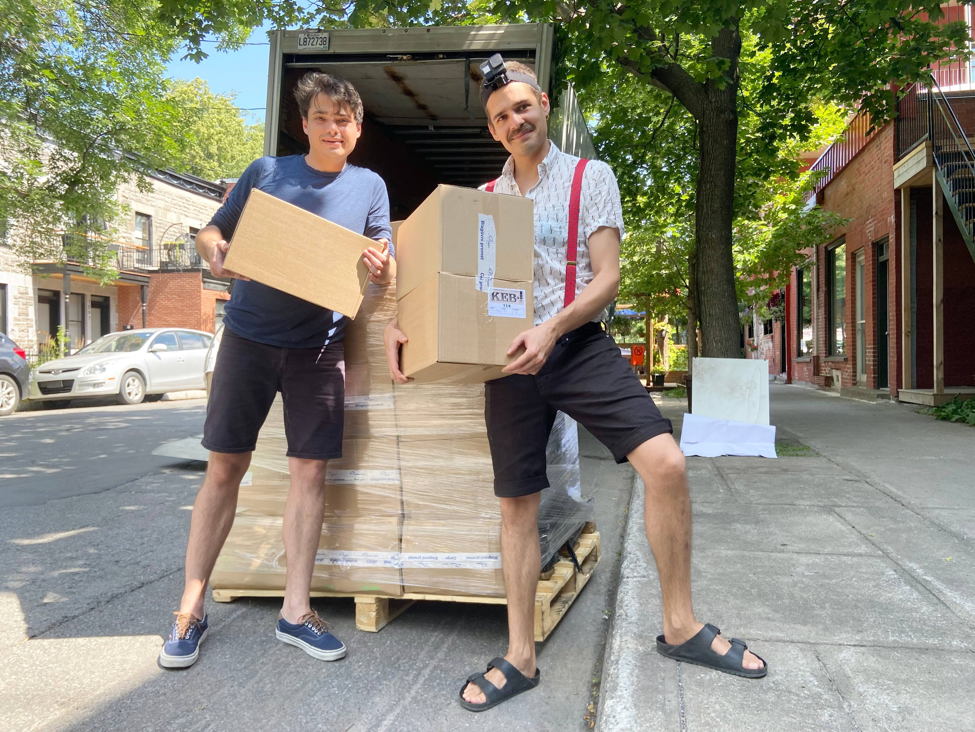 Les frères Jérôme et Renaud Lessard Ste-Marie ont reçu vendredi les 100 000 paquets de papier à rouler qu’ils peuvent maintenant vendre à la SQDC, une étape importante dans la vie de leur jeune entreprise, KEB papier.