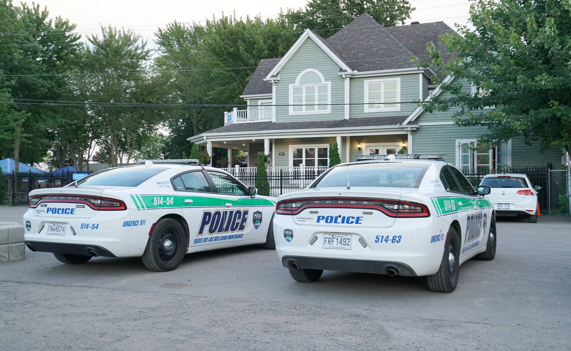 Des policiers de la Régie du Lac des Deux-Montagnes devant les bureaux administratifs du Super Aqua Club ce vendredi, où Tracy Yvette, âgée de 14 ans, s’est noyée lors de sa dernière glissade.