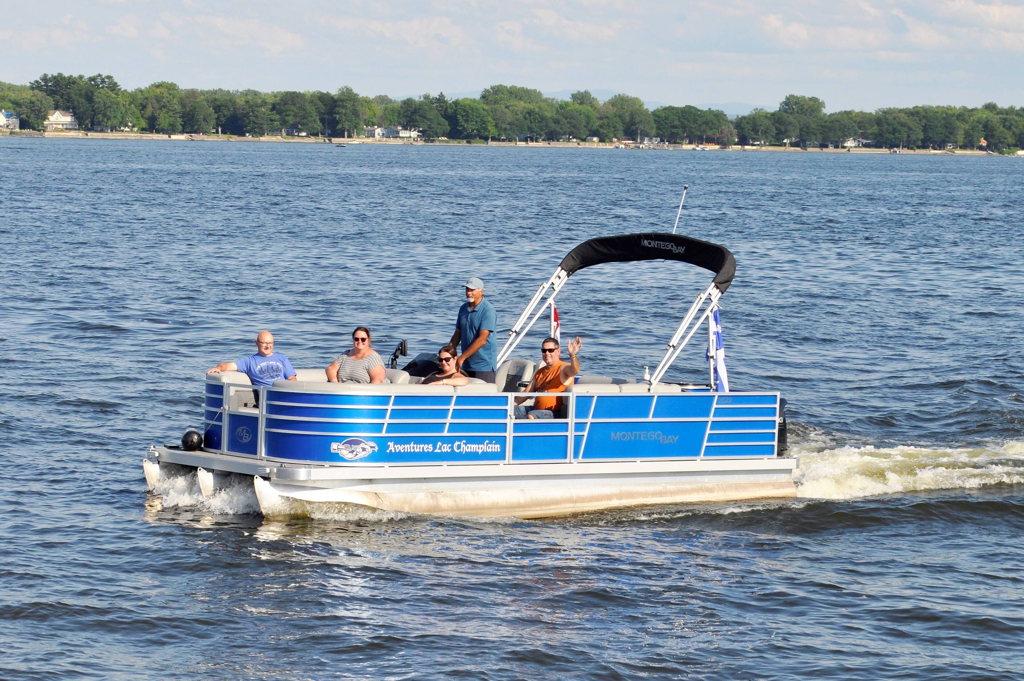Commenté et privé, le tour à bord d’un confortable ponton couvre une distance de 30 kilomètres.