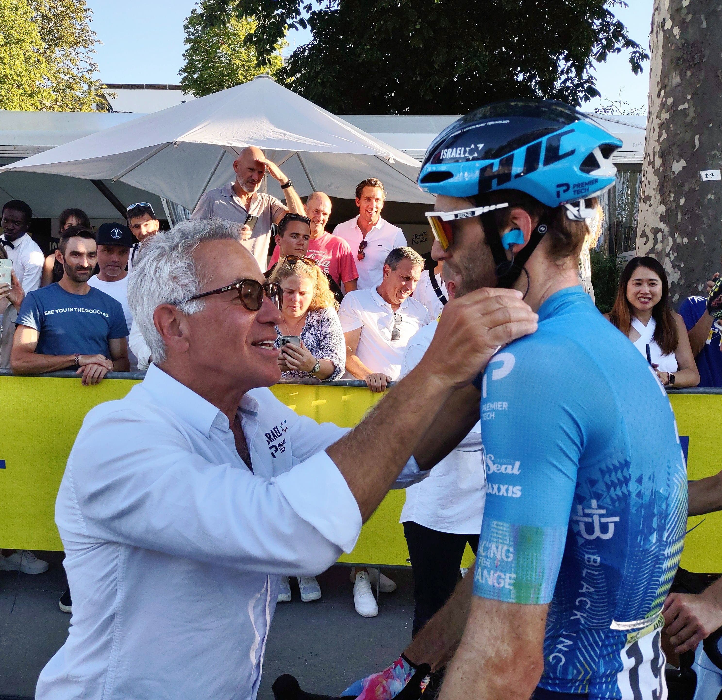 Sylvan Adams, propriétaire de l’équipe de vélo, était heureux de féliciter son protégé Hugo Houle.