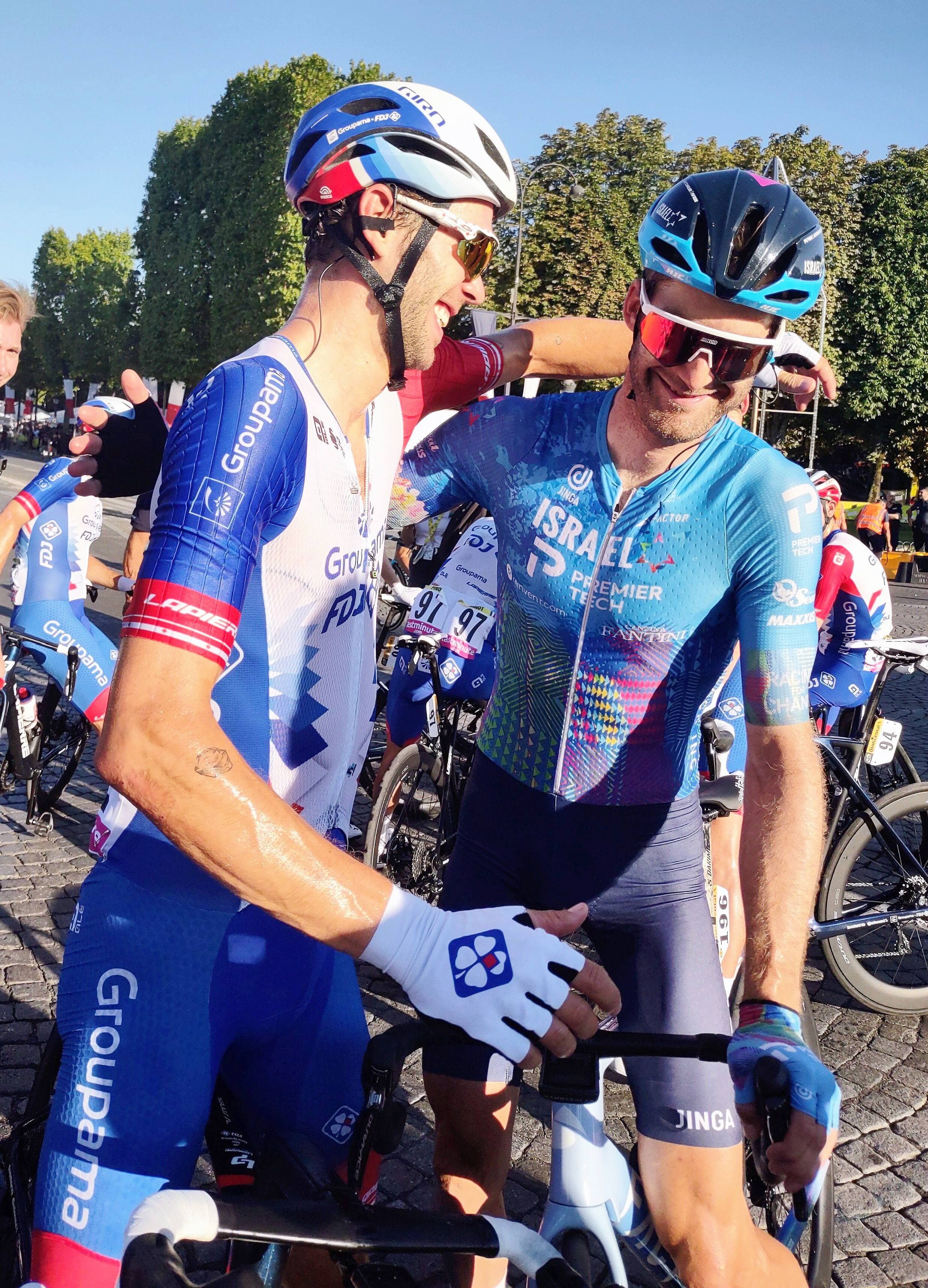 Hugo Houle et Antoine Duchesne à leur arrivée sur les Champs-Élysées, dimanche.