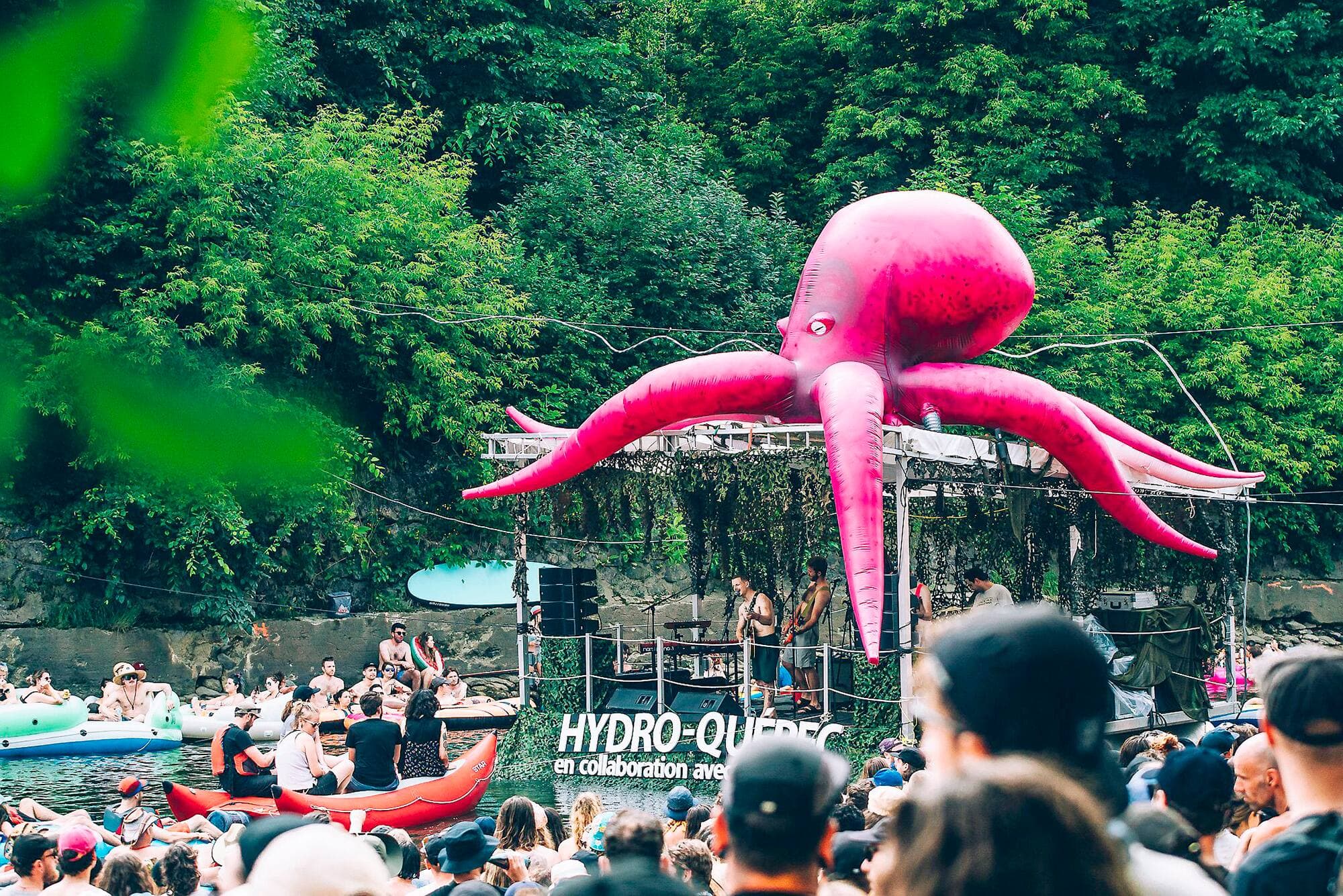 P'tit Belliveau sur la scène flottante.