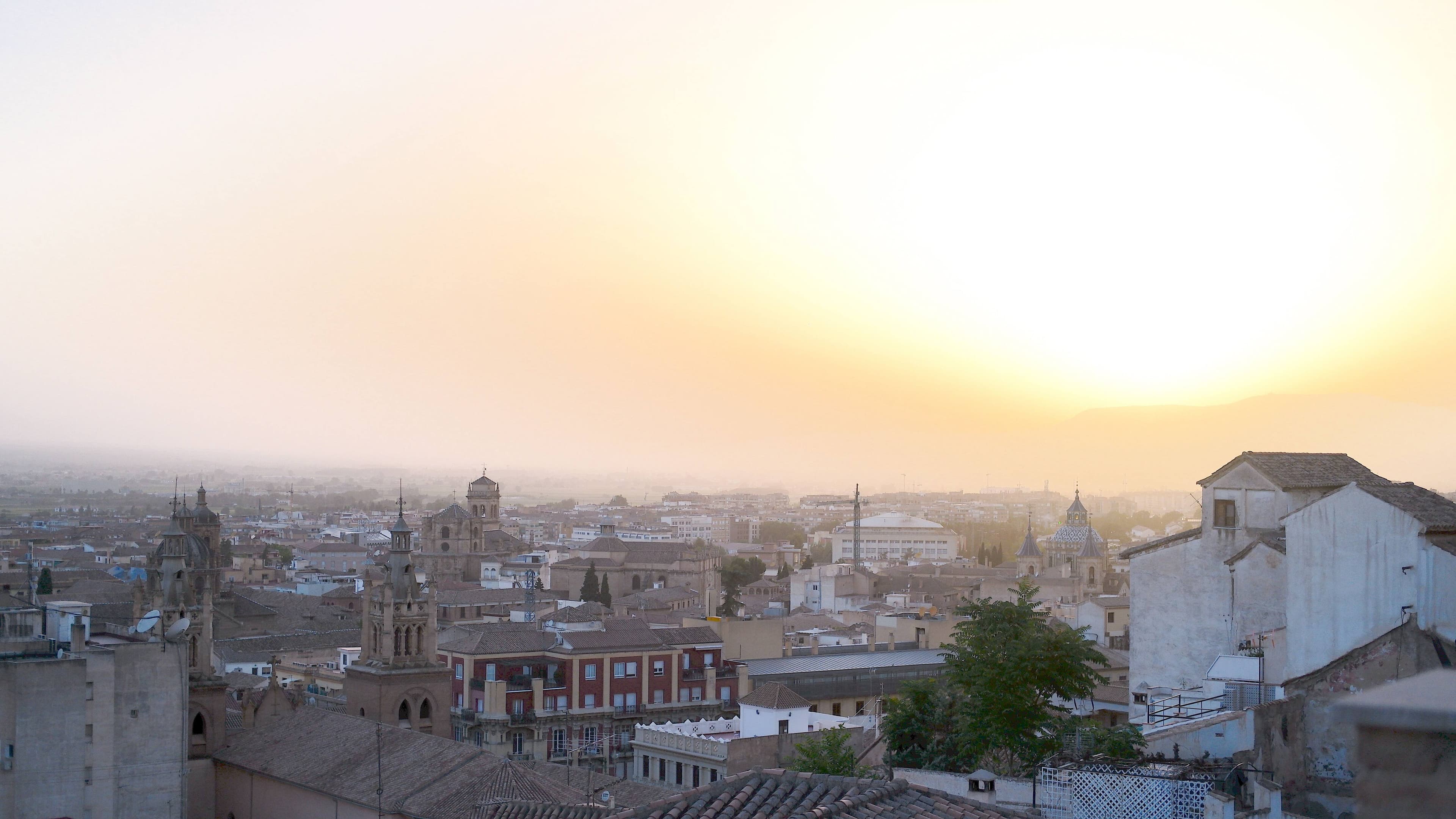 Coincée sous une vague de chaleur extrême, dont les températures dépassent les 35° quotidiennement depuis plusieurs semaines, la ville de Granada, située en Andalousie, en Espagne, étouffe.