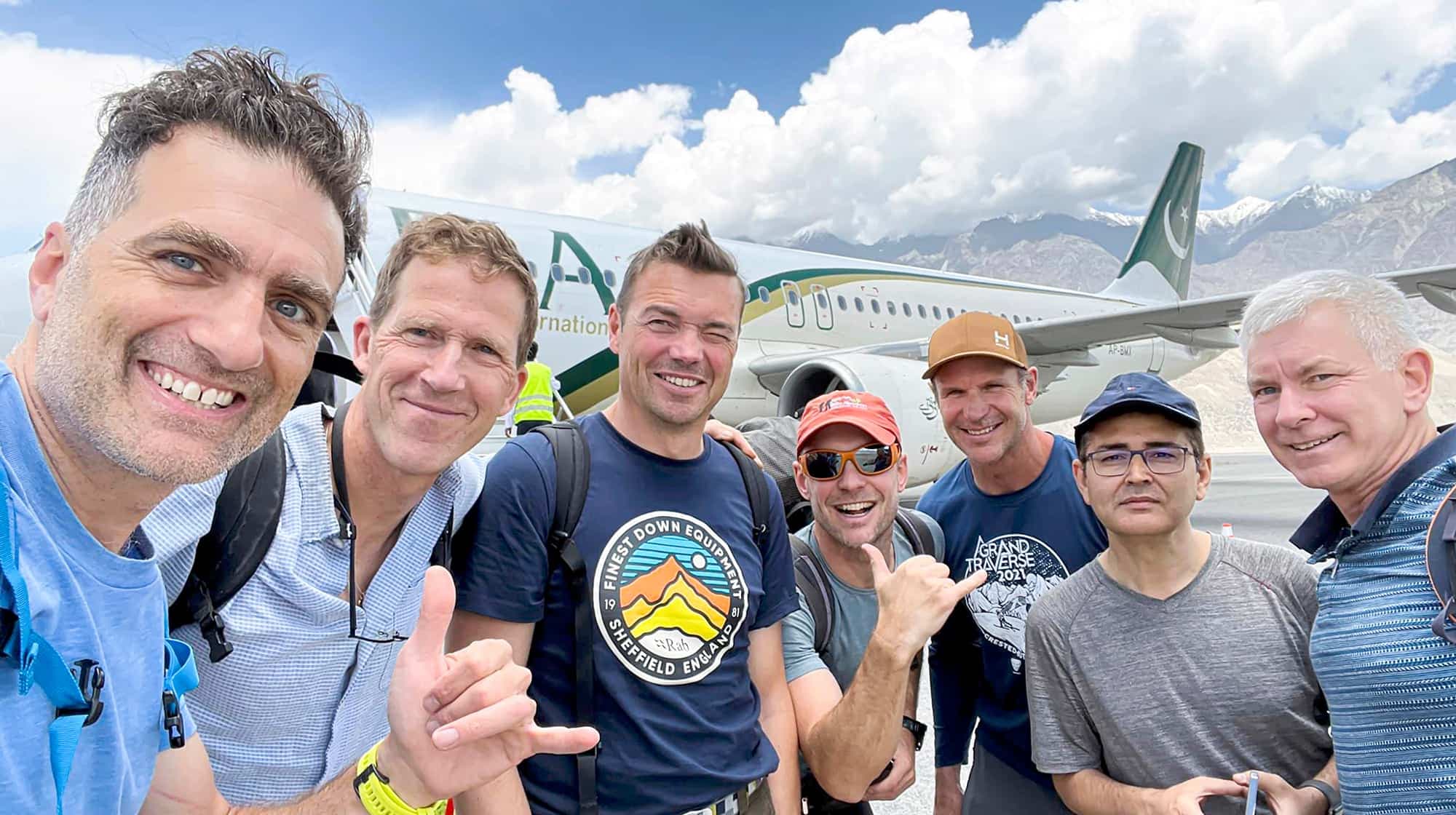 Les membres de l’expédition opérée par Adventure Pakistan, au départ d’un vol vers la petite ville de Skardu située dans les montagnes. Richard Cartier est la 2e personne à partir de la gauche.