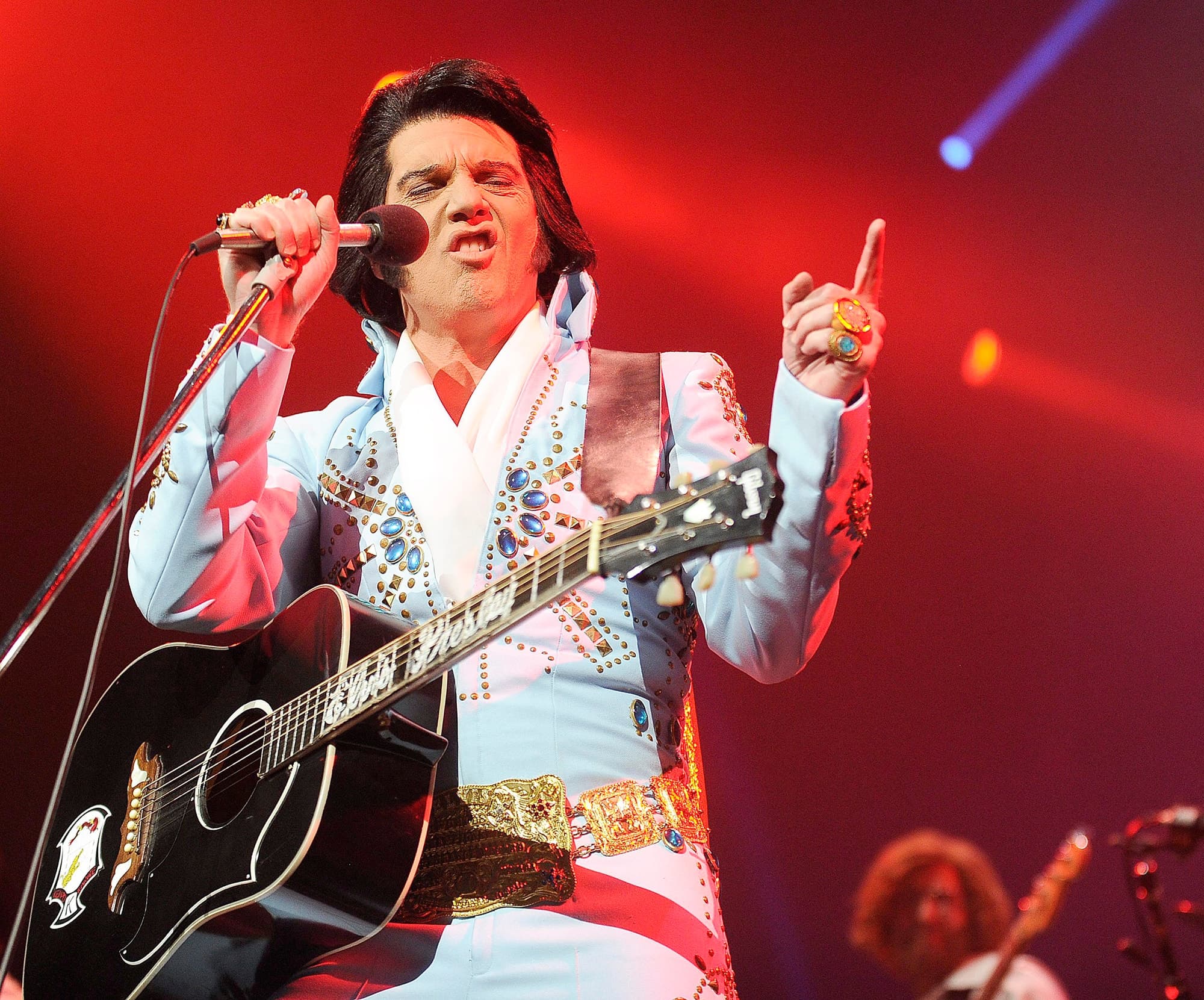 Martin Fontaine personnifie Elvis Presley depuis déjà 27 ans. Il revient cette semaine au Théâtre St-Denis avec Elvis Experience.