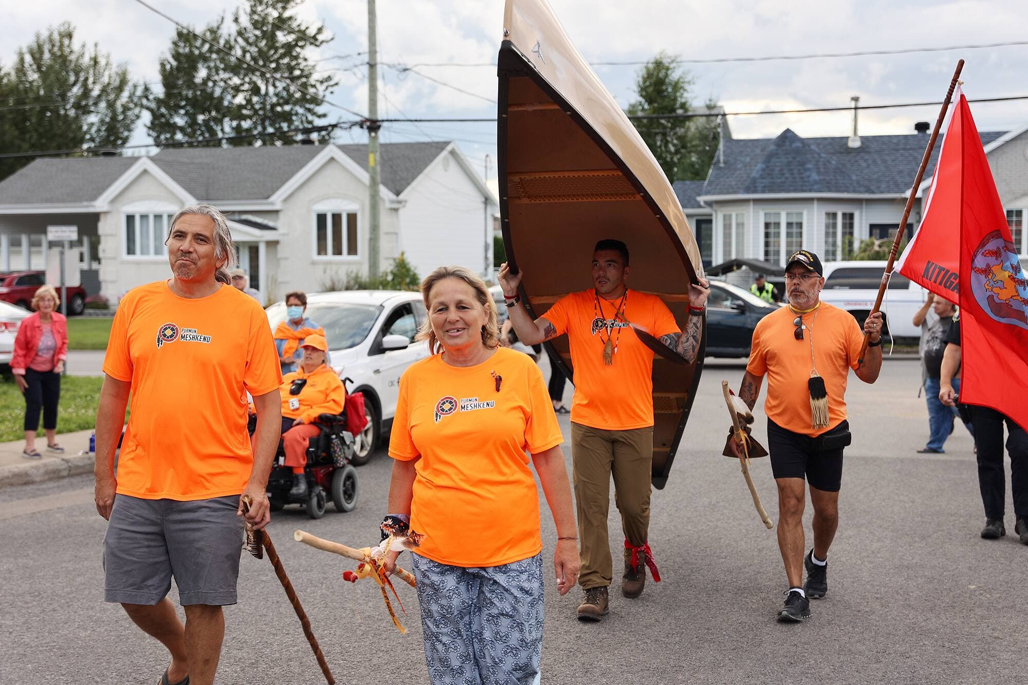 Le Dr Stanley Vollant (à gauche), qui a fondé l’organisme Puamun Meshkenu, n’a pas pu parcourir toute la distance en raison de son travail de chirurgien mais il tenait à être présent mardi soir.