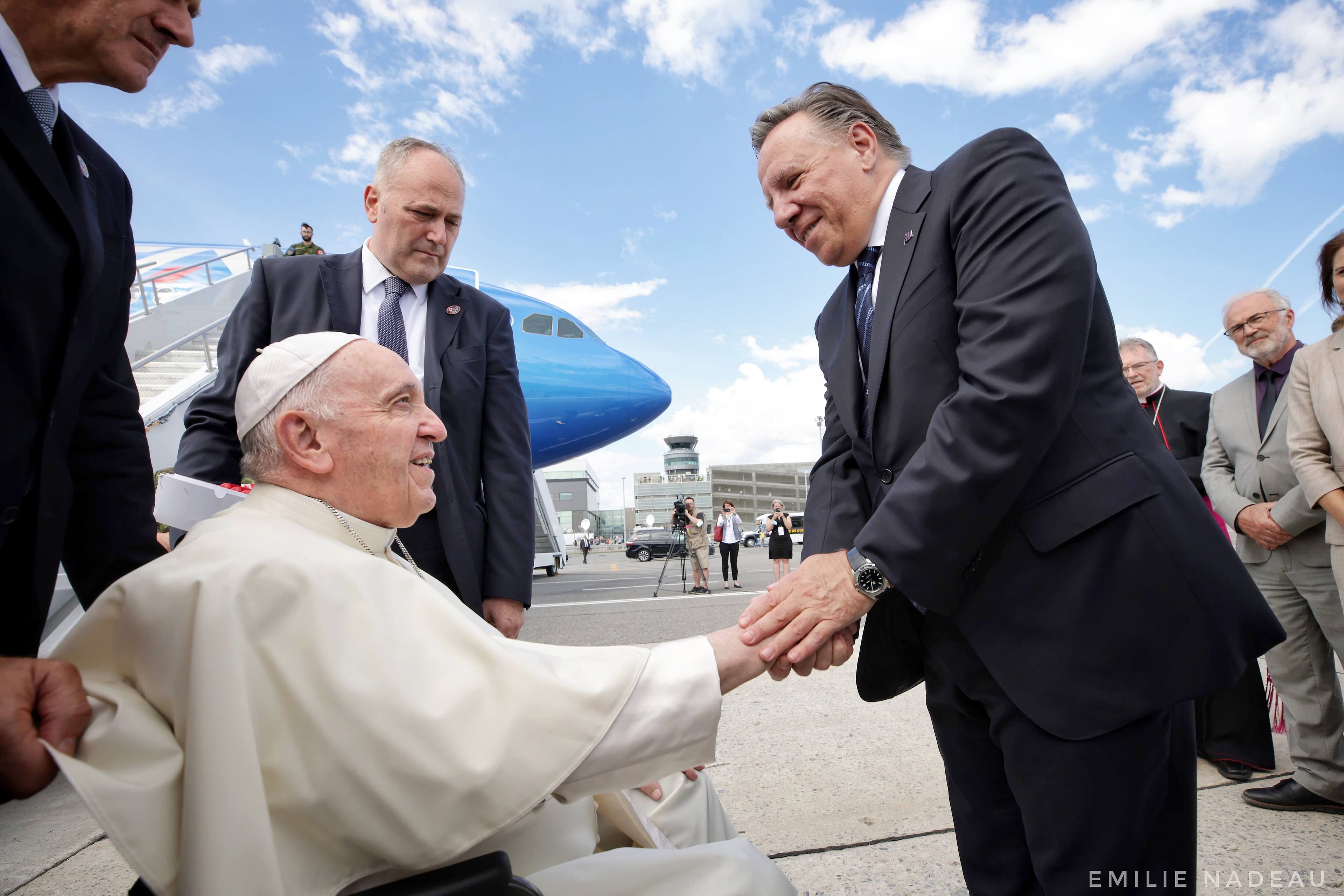 Le premier ministre François Legault accueille le pape François à l'aéroport international Jean-Lesage de Québec, le 27 juillet 2022.