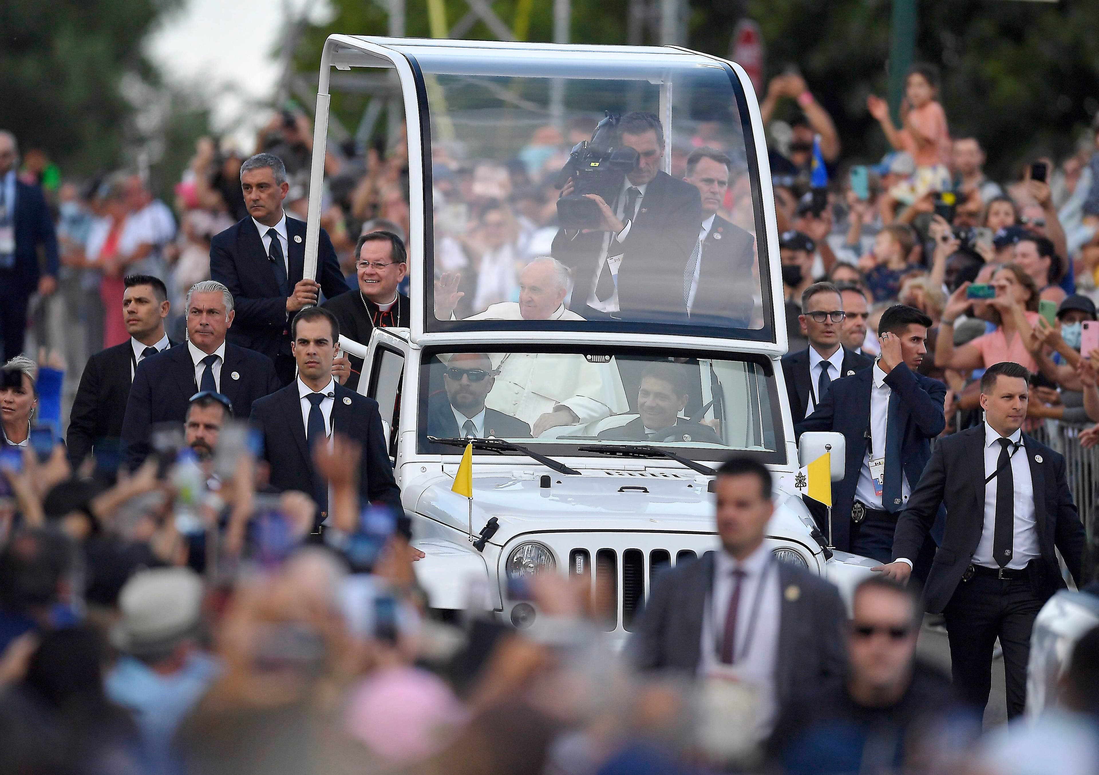 Le pape dans sa papemobile avançant sur les Plaines.