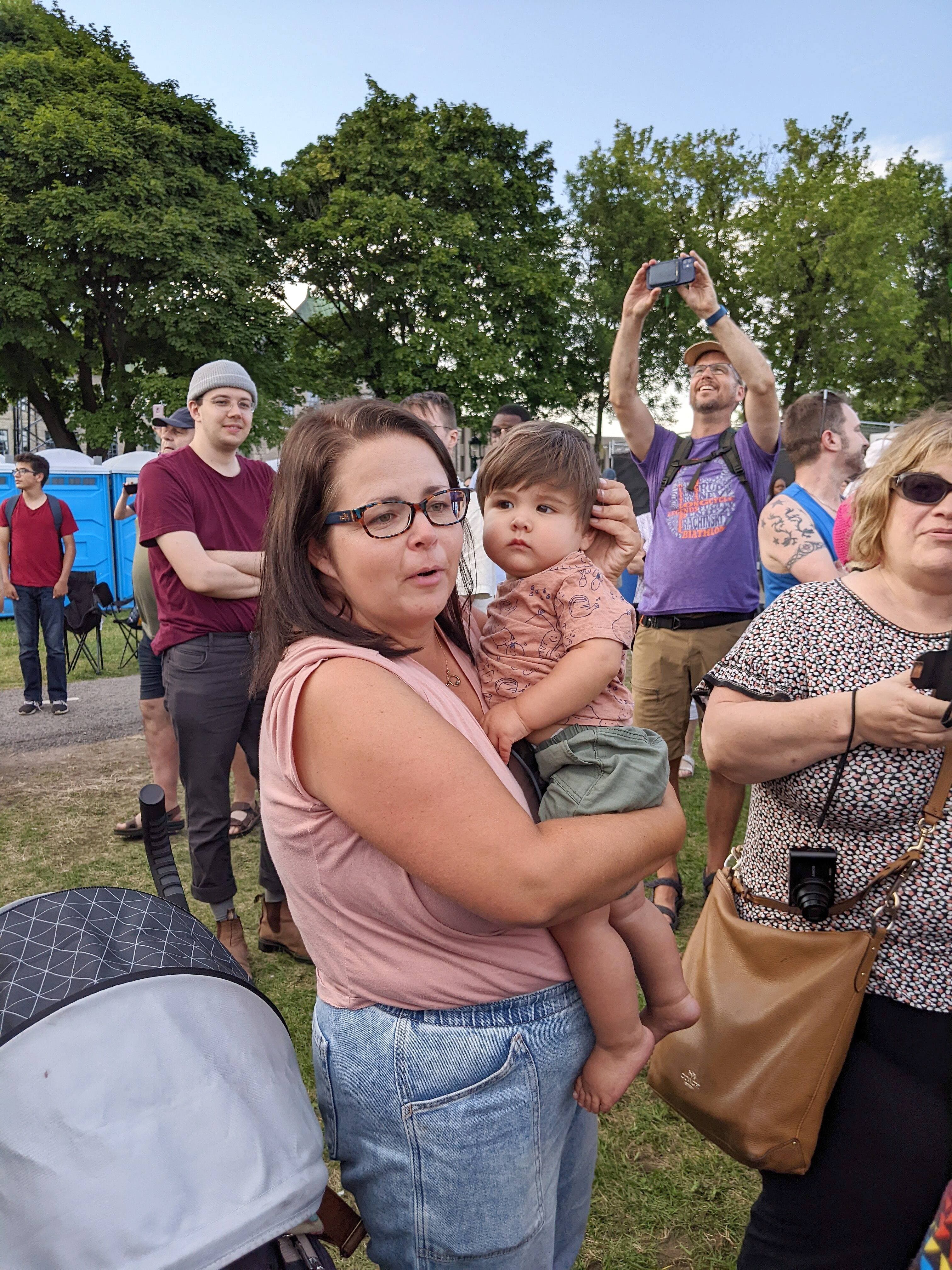 Le petit Santiago a eu la chance d’être béni par le Saint-Père à bord de la papemobile, ce qui a ravi sa mère Emmanuelle Labrie.