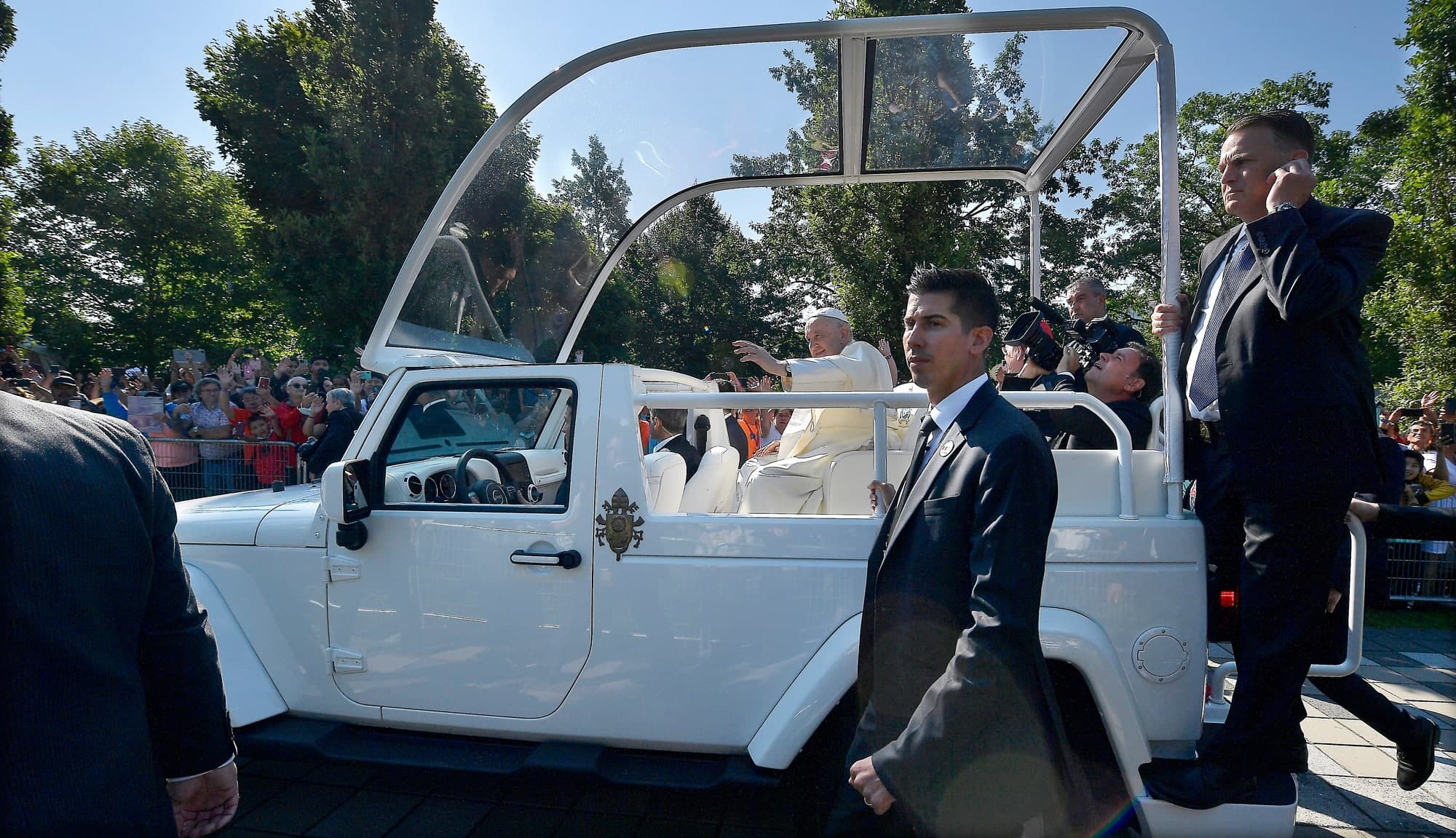 Le Saint-Père dans son véhicule.