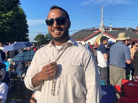 Daniel Mendonsa a récité son chapelet pour soutenir le pape dans sa mission de pardon.