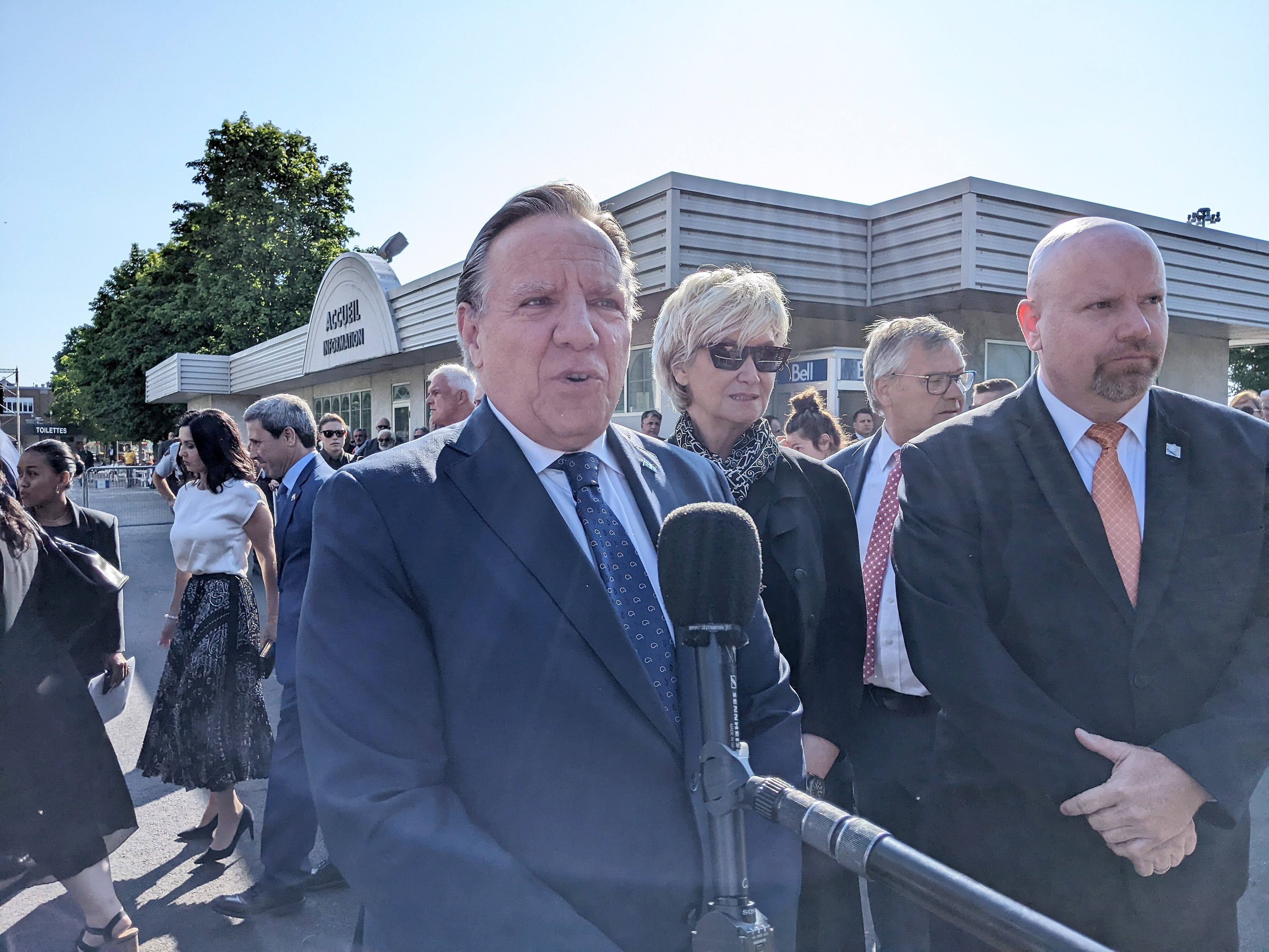 Le premier ministre du Québec, François Legault, son épouse, Isabelle Brais, et Ian Lafrenière, ministre responsable des Affaires autochtones, ont assisté à la messe du pape François, jeudi, à la basilique Sainte-Anne-de-Beaupré.