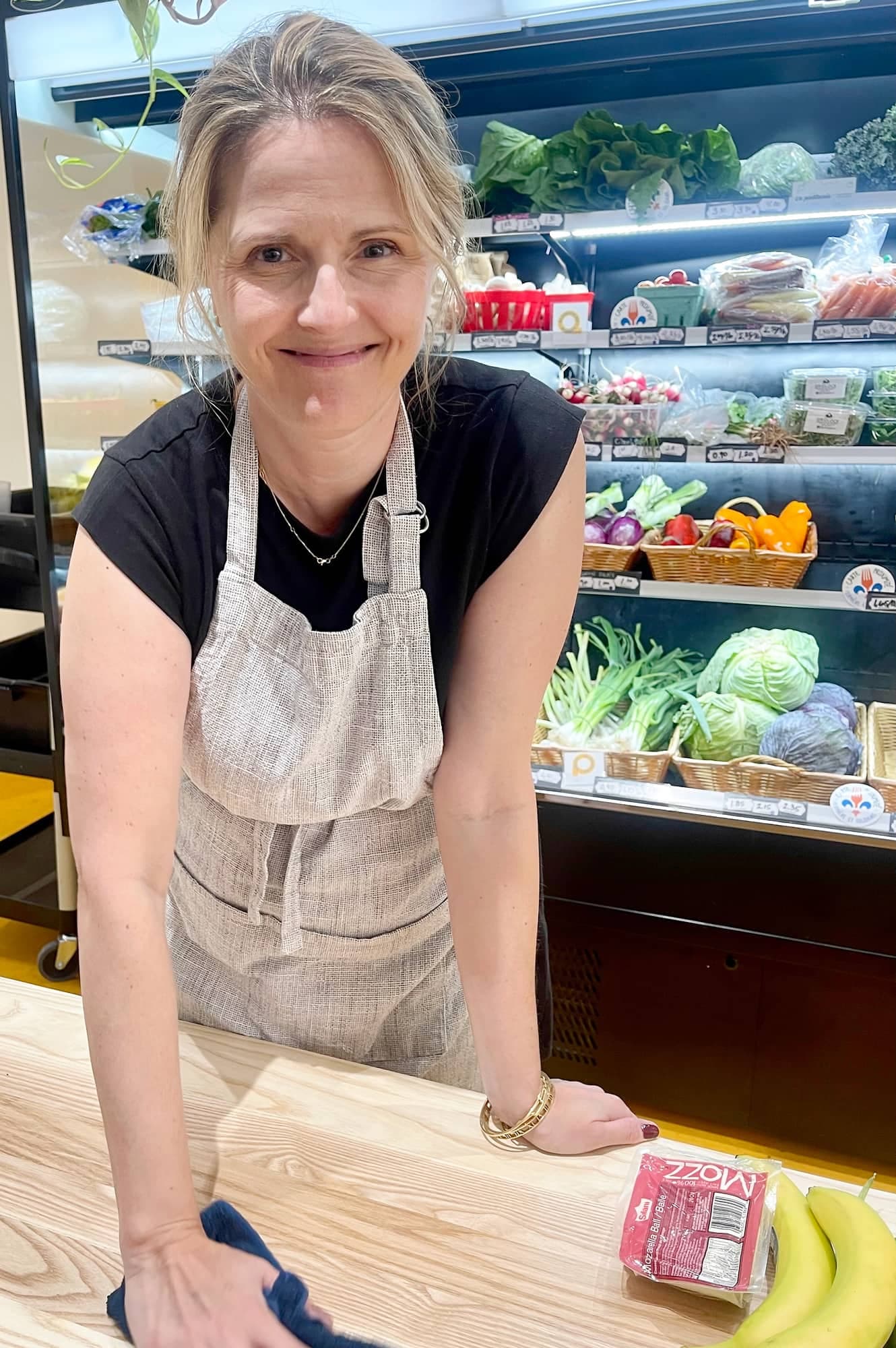 Katrine Bellemare, « bénévole » dans ce commerce où les clients plus aisés peuvent supporter une partie du fardeau de la facture des plus pauvres.