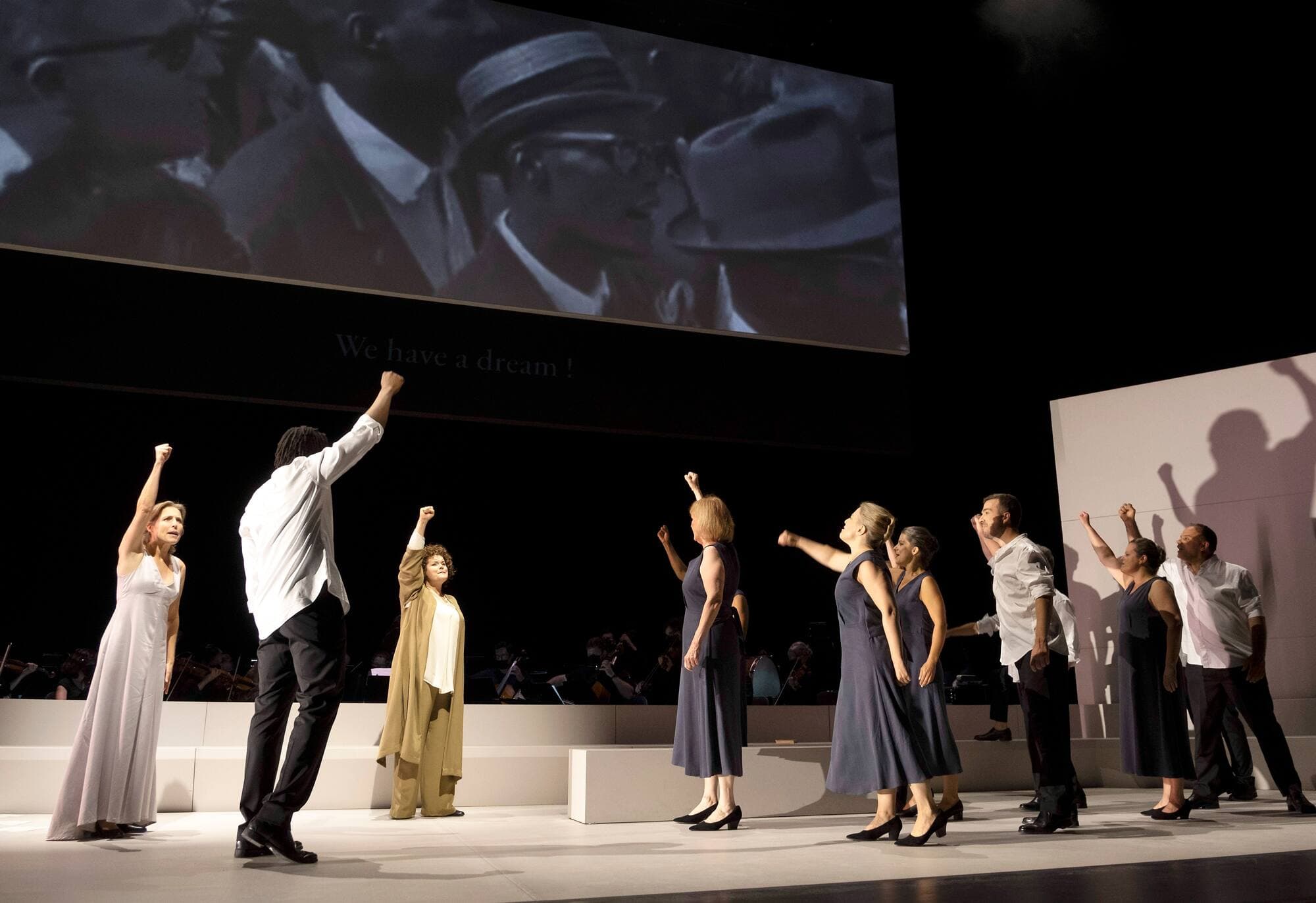 Le premier acte de l’opéra Yourcenar s’intéresse à la relation entre l’écrivaine belge, interprétée par Stéphanie Pothier, et son amoureuse Grace Frick, personnifiée par Kimy McLaren.