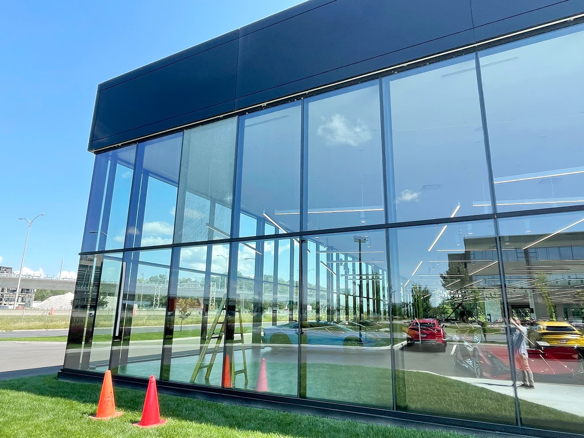 Un projectile tiré hier a brisé une vitre du concessionnaire John Scotti Luxury Prestige, à Kirkland. En mortaise, une balle a atteint un véhicule d’une compagnie de sécurité.