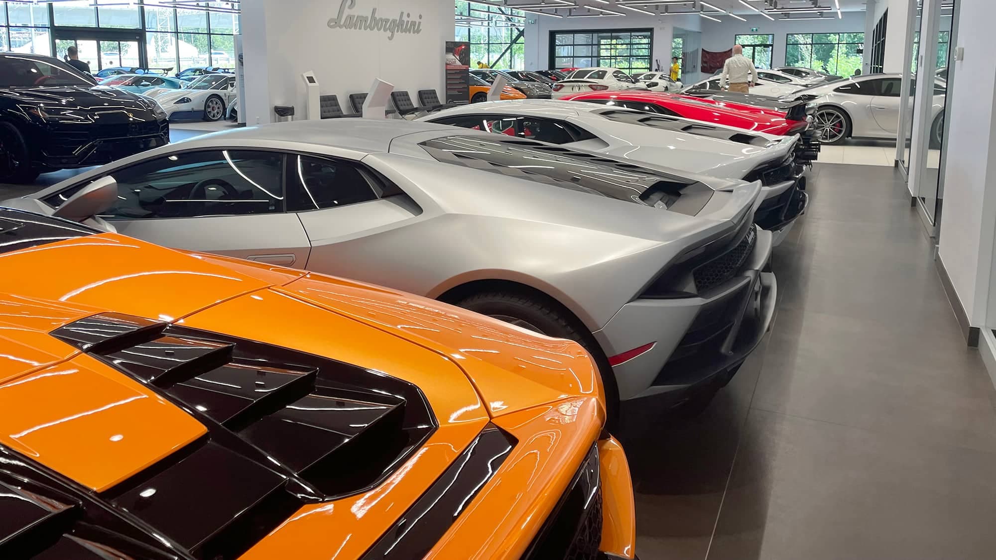 Plusieurs véhicules de luxe vendus par la famille Scotti, qui est dans le milieu depuis 40 ans.