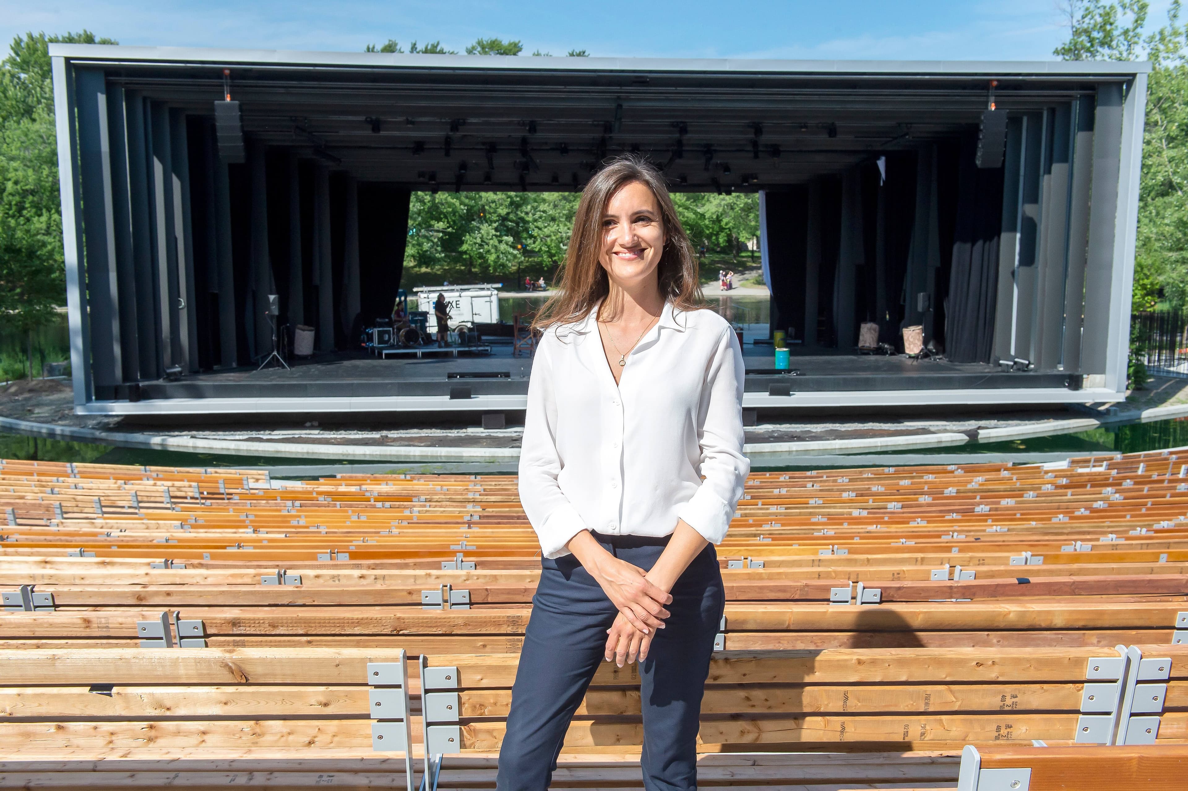 L’architecte Maria Benech devant le nouveau Théâtre de Verdure qu’elle a conçu.