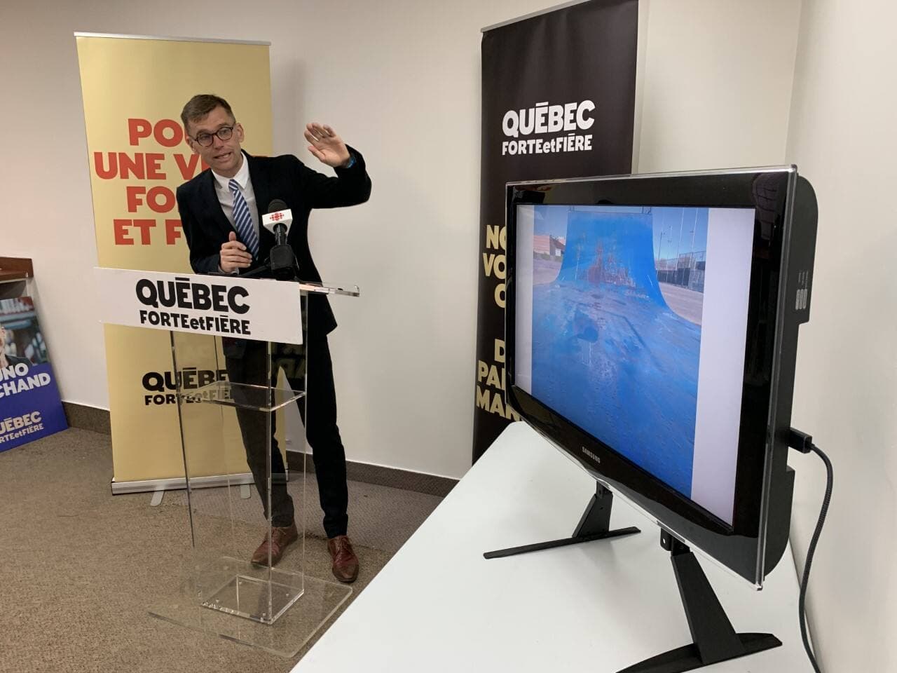 Bruno Marchand a montré des images de rampes de skateboard abîmées et d'autres installations qui laissent à désirer pour justifier son intention de bonifier les investissements dans ces équipements.