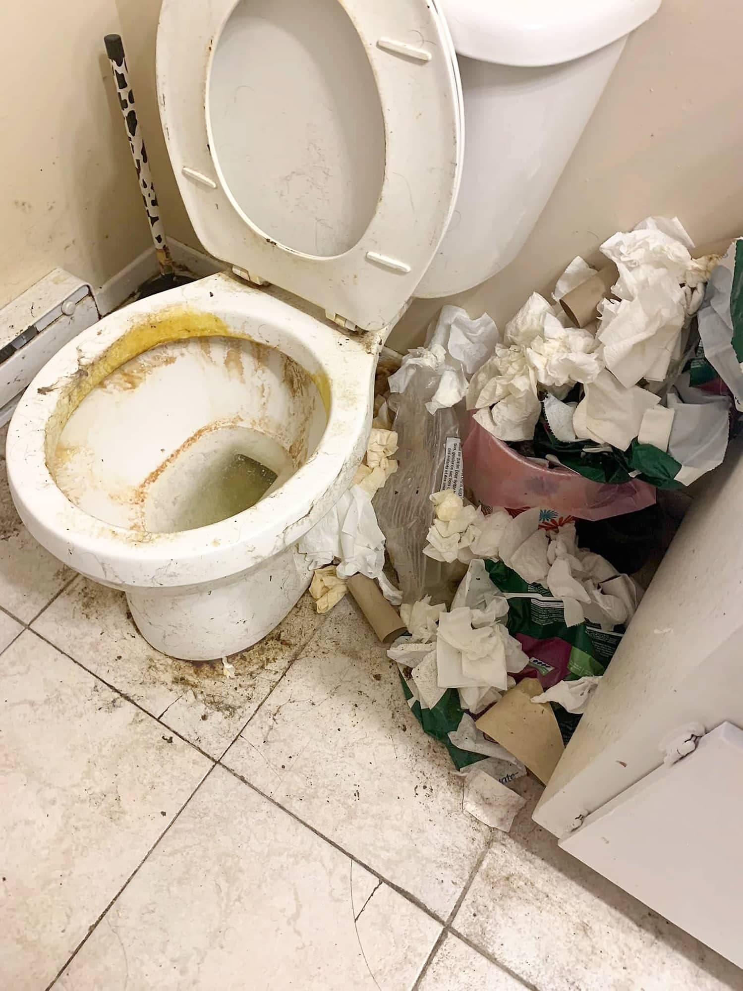 La condition de la salle de bain est à lever le cœur.