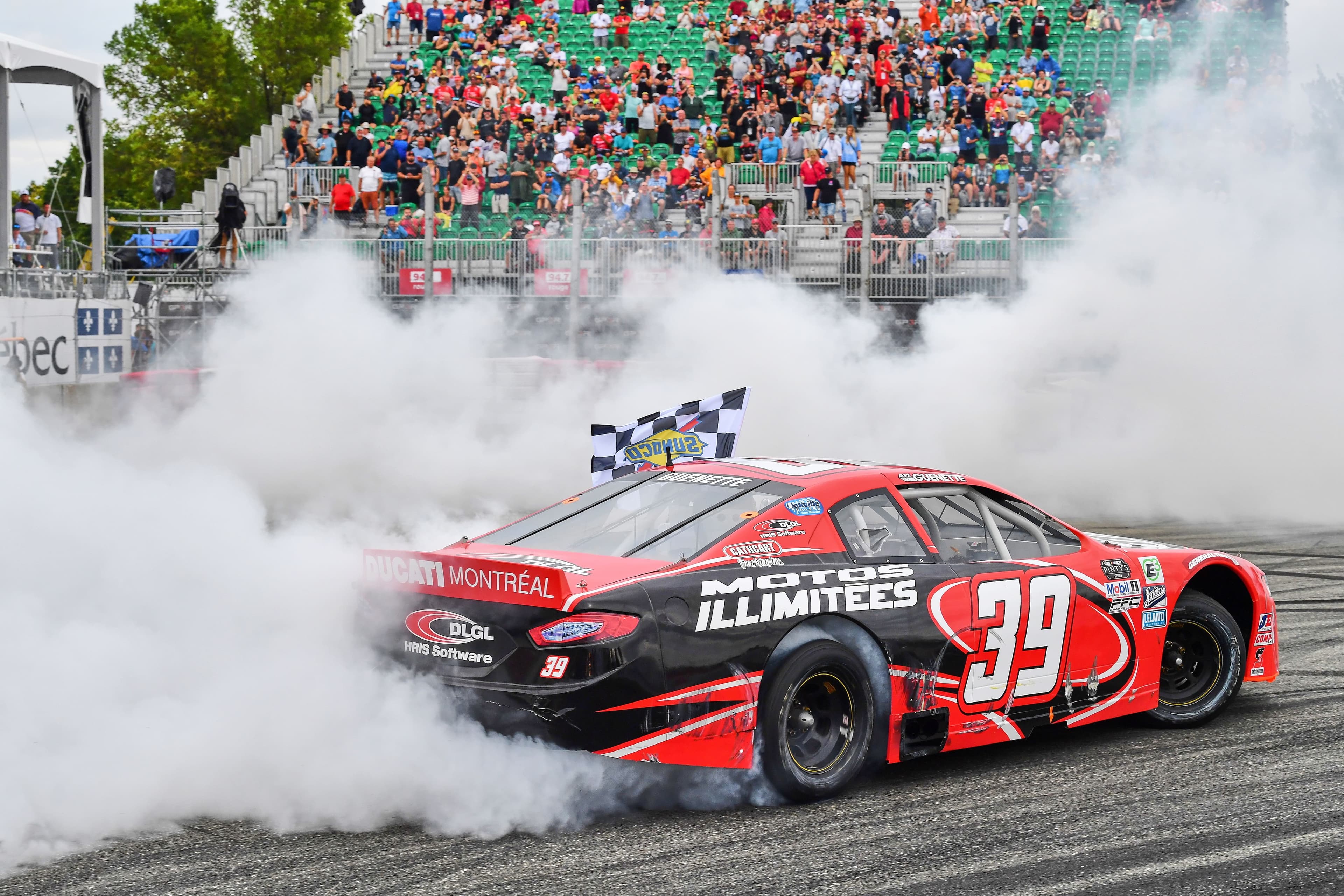 Une première victoire en Série NASCAR Pinty’s hautement célébrée par Alex Guénette, hier, au GP de Trois-Rivières.
