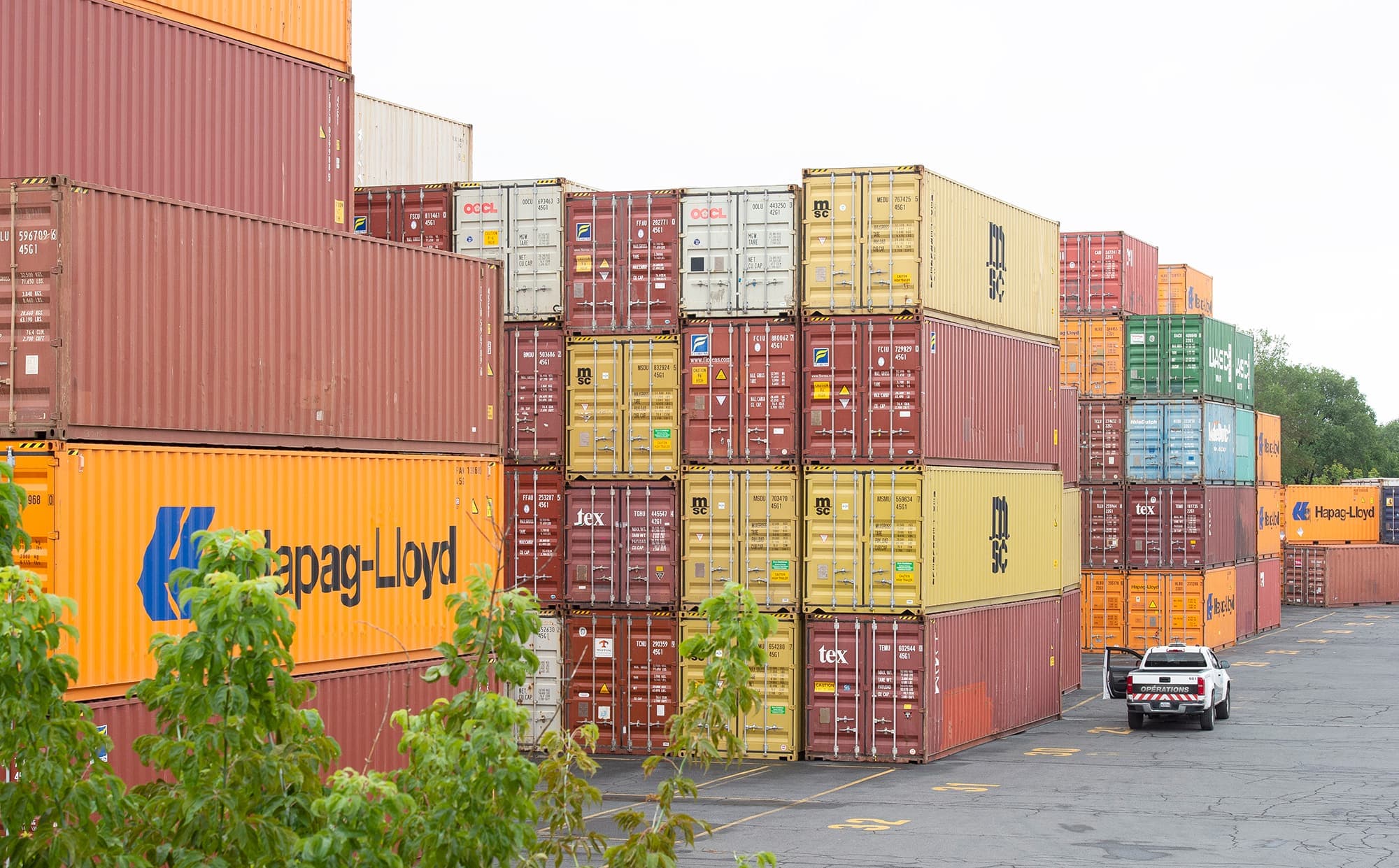 Des conteneurs empilés dans le port de Montréal, hier. L’administration portuaire doit composer depuis peu avec une hausse rapide des délais de cueillette des conteneurs, entraînant des problèmes de congestion et le risque, à plus long terme, de l’imposition d’embargo sur l’arrivée de nouveaux navires.