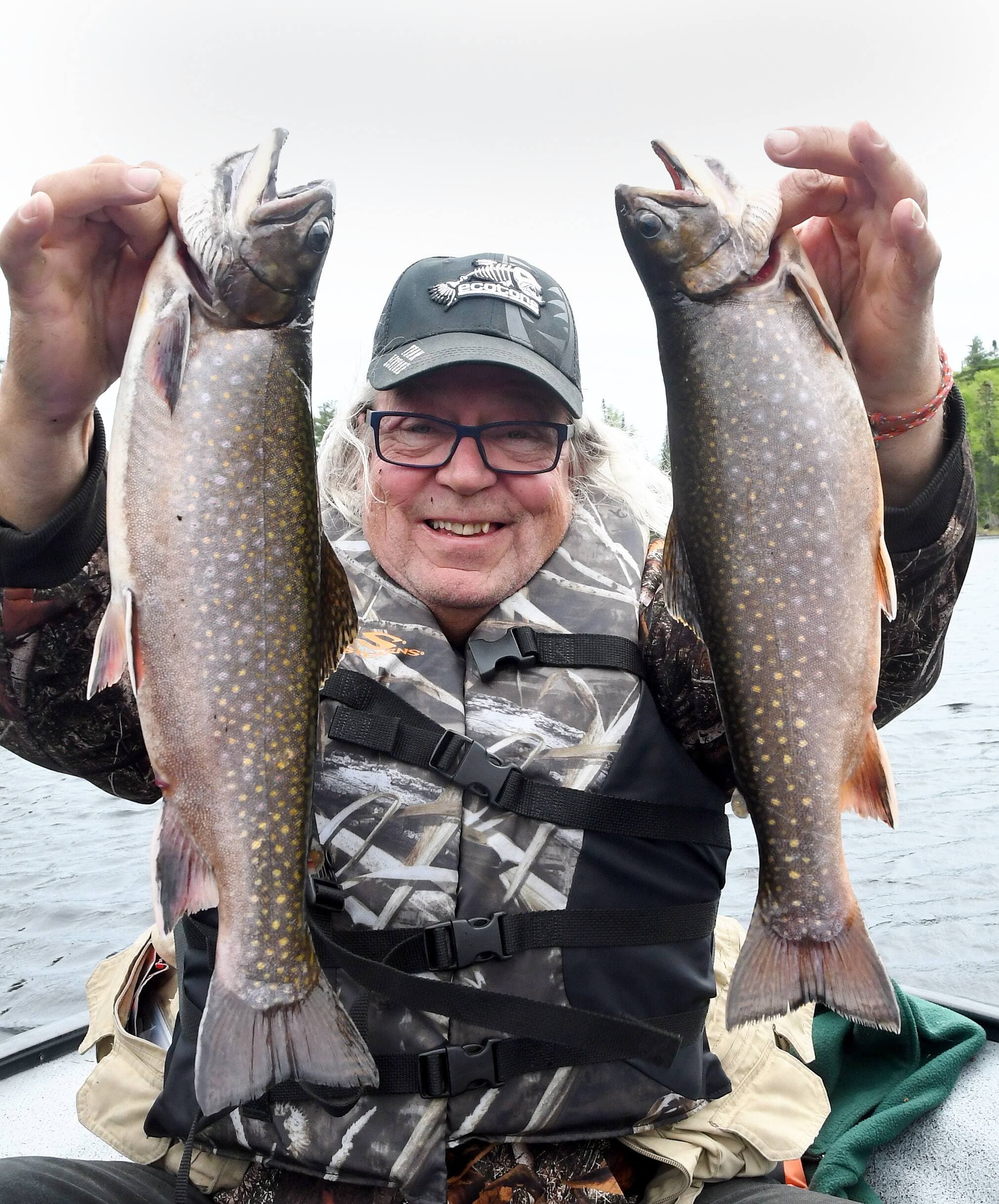 Avec sa technique de la tricheuse, soit une Toronto Wobbler de 3 pouces au bas de la ligne avec un avançon de 18 pouces et un bon paquet de vers de terre et plus haut, sur la même ligne, une mouche Silver par Belle, mon compagnon Karl Tremblay a capturé ces deux magnifiques mouchetées au même moment, sur la même ligne.