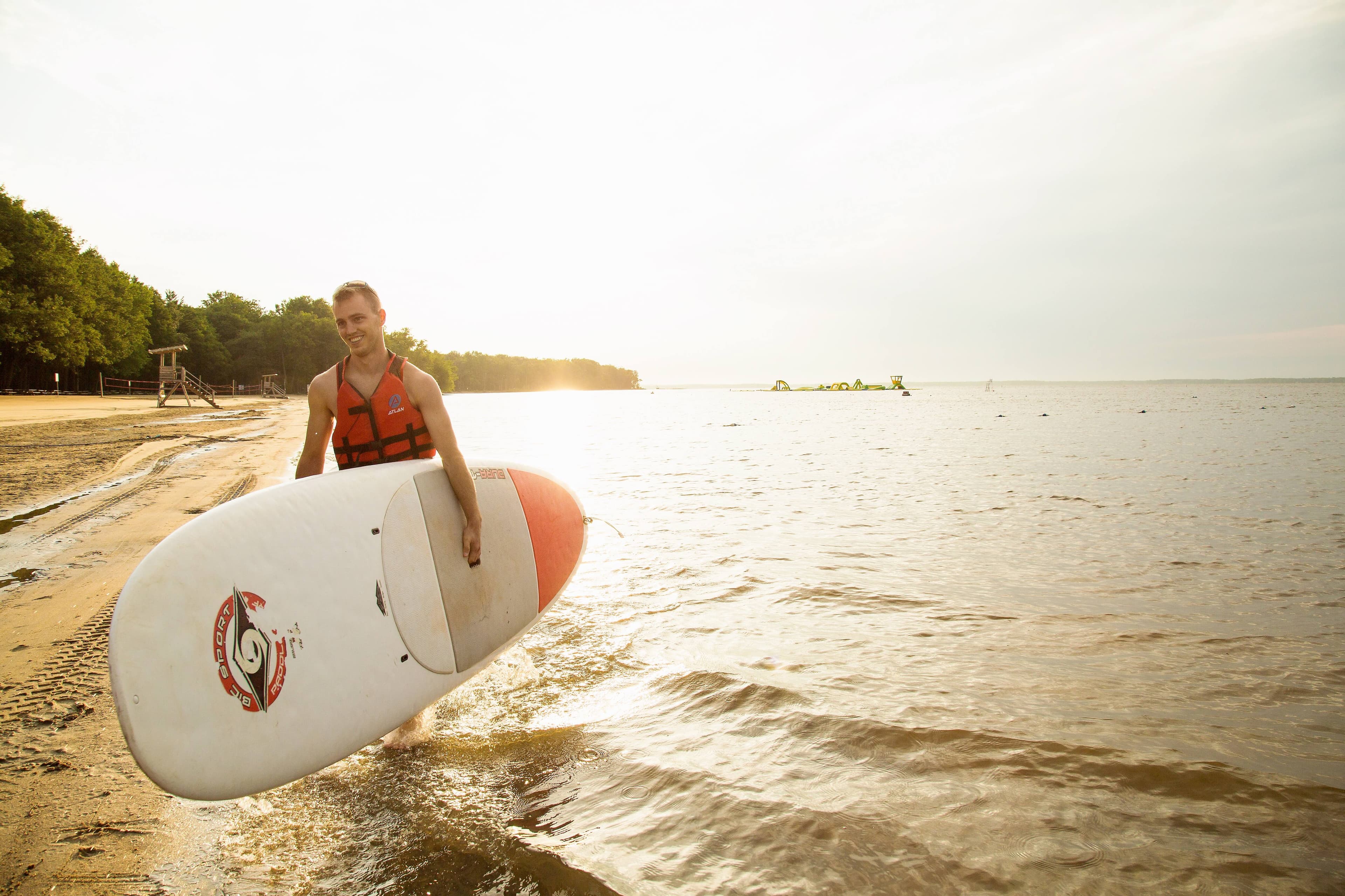 Le long du littoral, le lac des Deux Montagnes se prête bien à la planche à pagaie.
