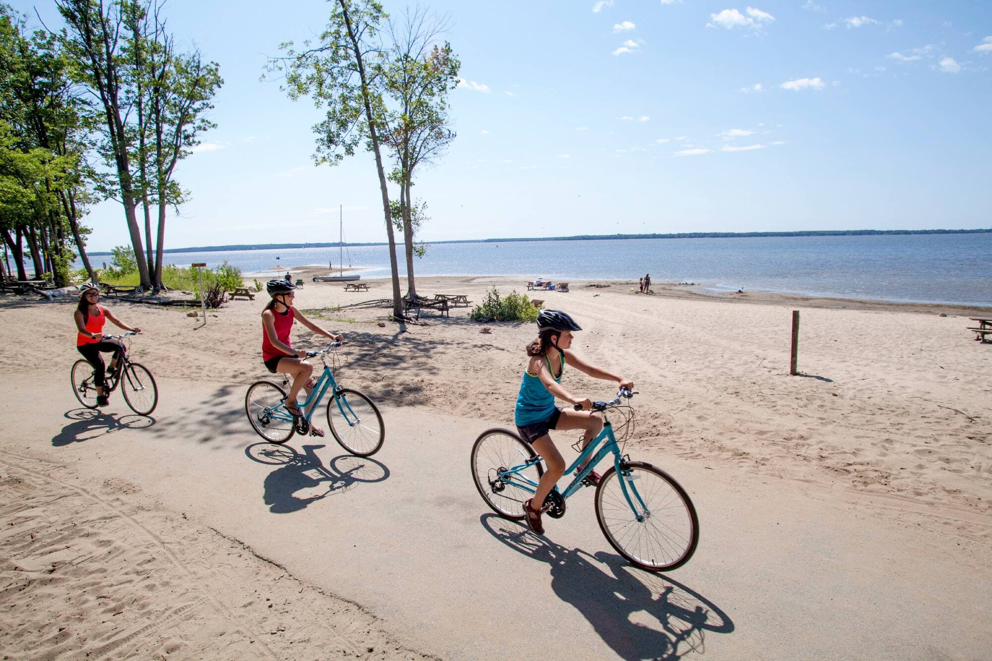 La piste cyclable se rend au bord du lac.