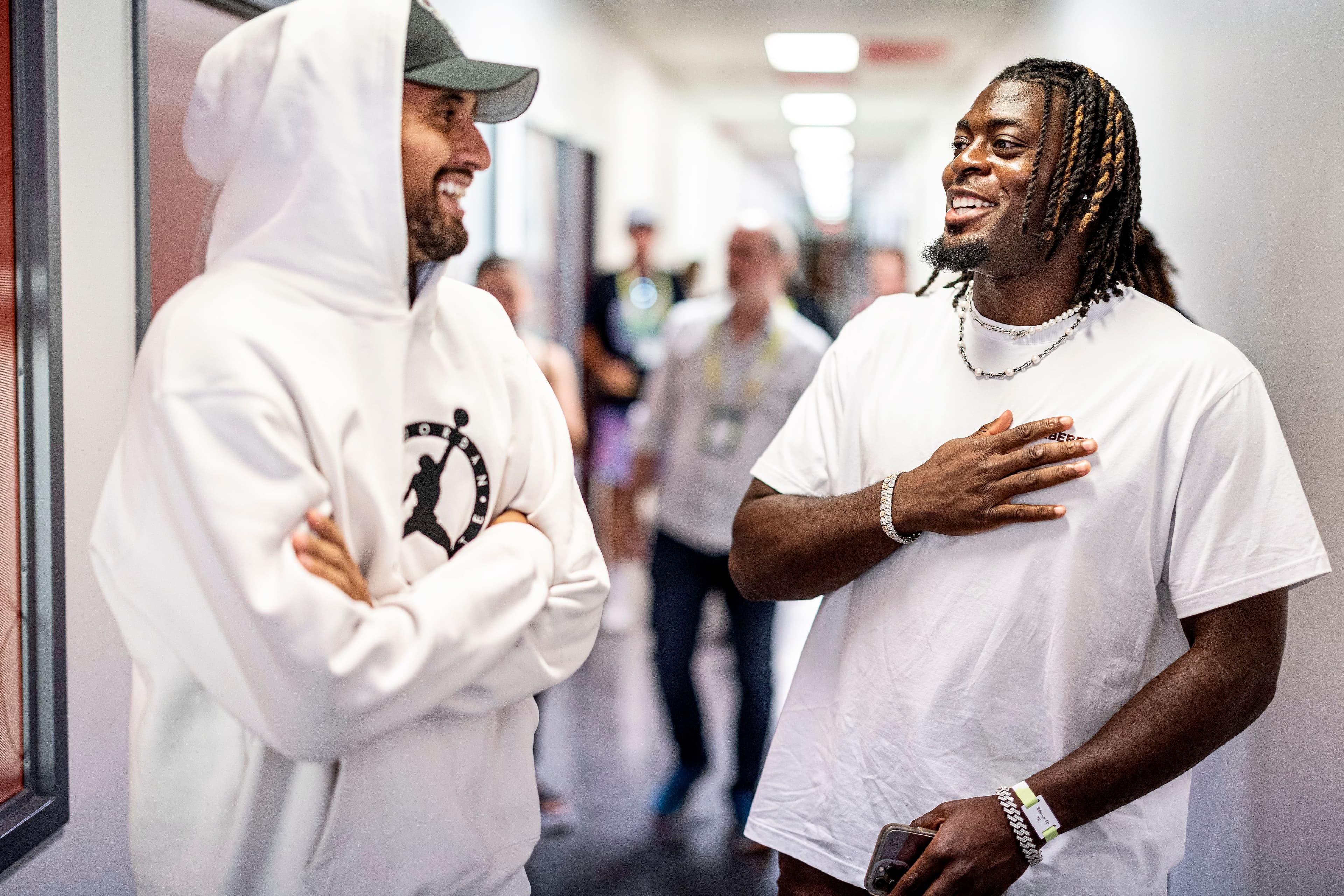 Nick Kyrgios est très généreux à l’extérieur du terrain. On le voit ici en compagnie du joueur de basketball québécois Luguentz Dort après un match.