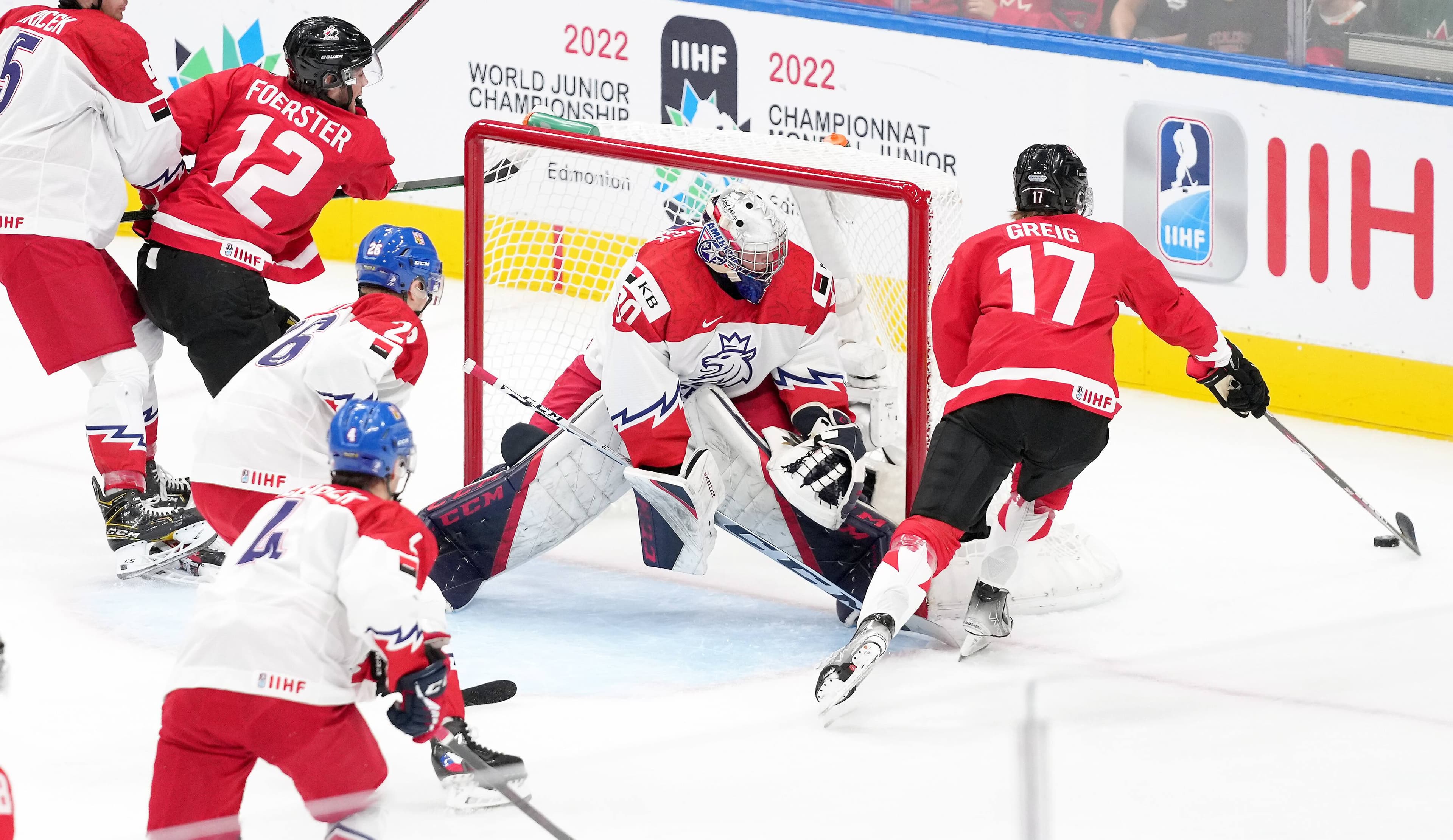 Ridly Greig (17) récupère la rondelle derrière le filet de la Tchéquie lors de la rencontre du 13 août.