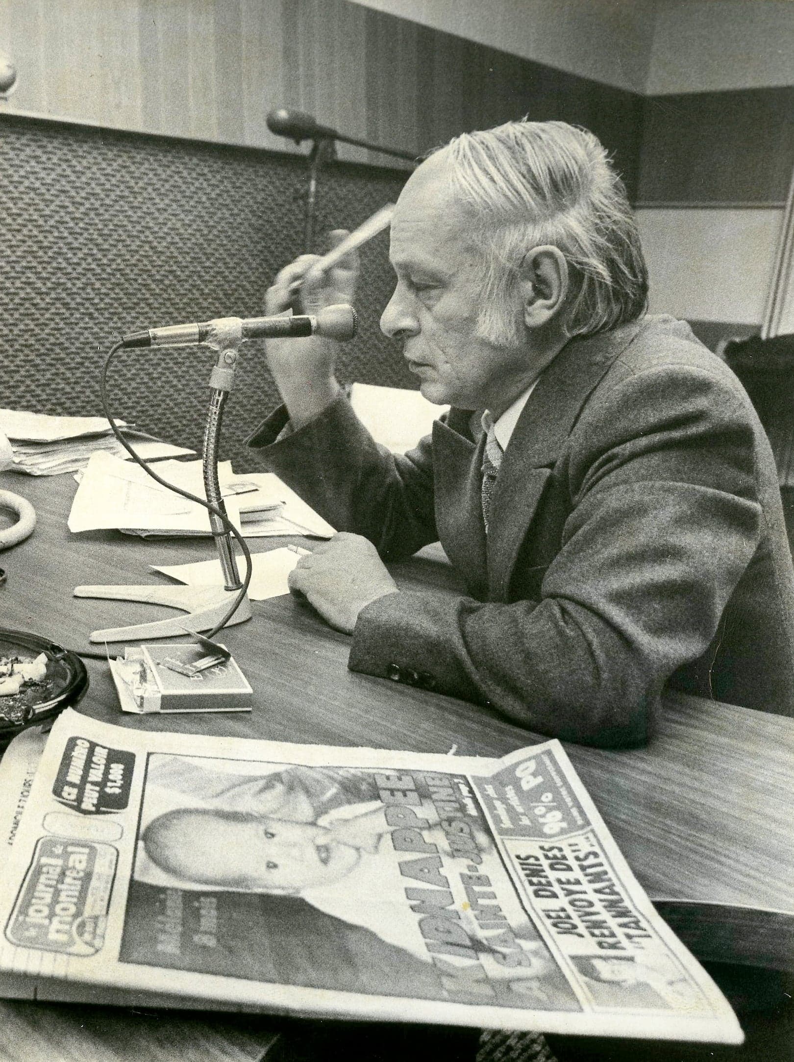 René Lévesque, derrière un micro de la station CKVL, à Montréal