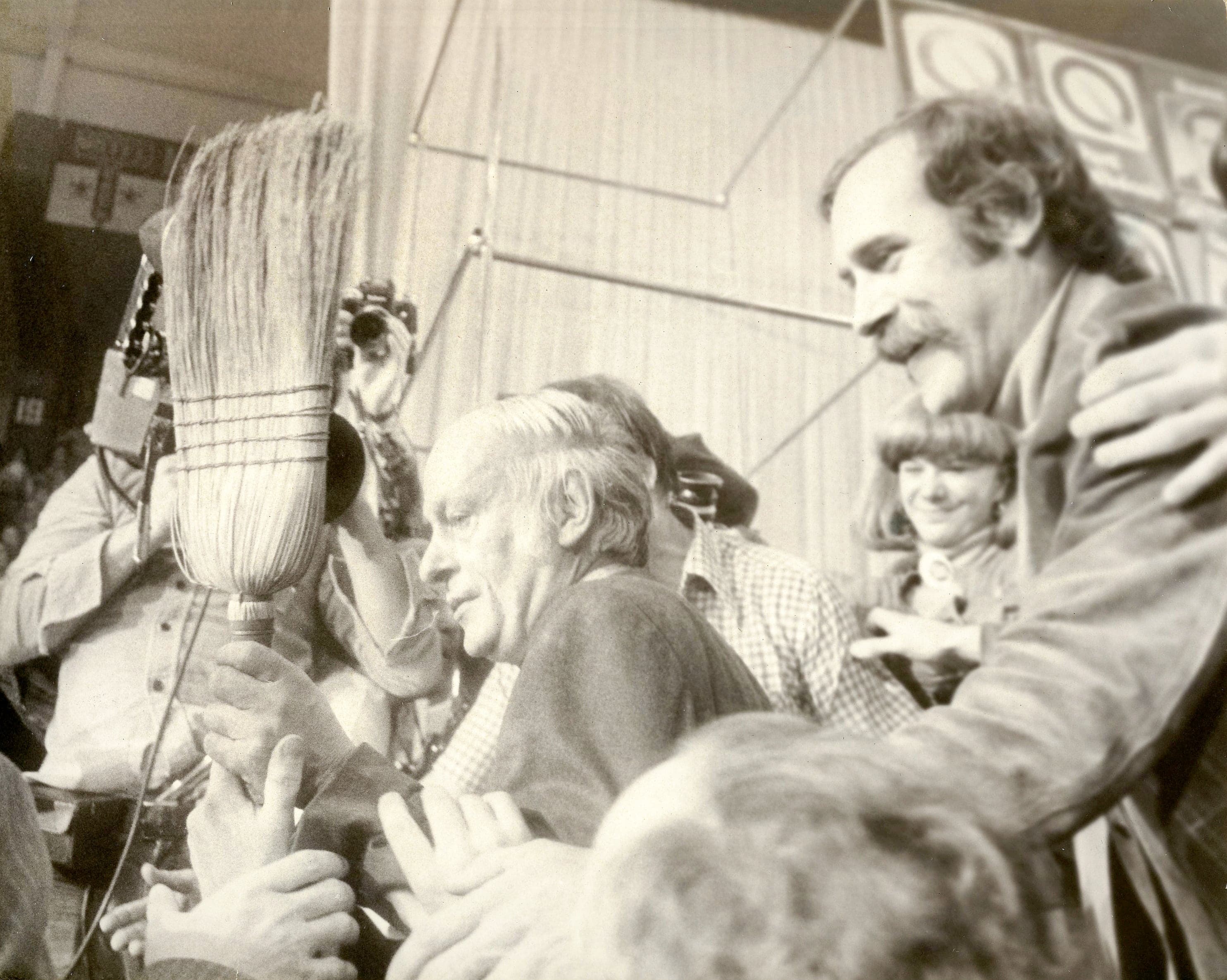 René Lévesque, un balai à la main, le soir de l’élection qu’il a remportée en 1976. Le balai était utilisé dans des publicités du Parti Québécois pour illustrer la volonté de se débarrasser du gouvernement libéral.