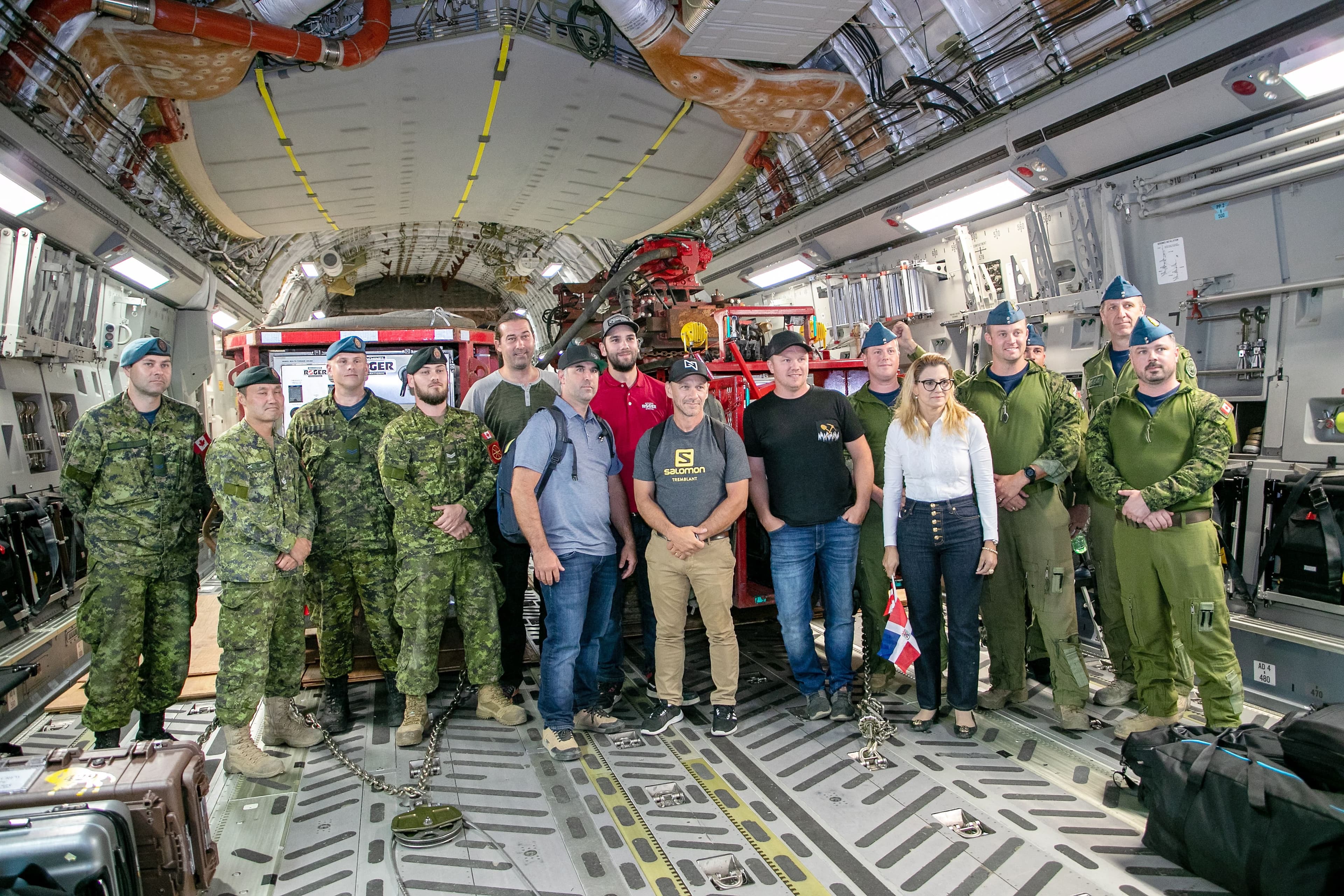 L’équipe de foreurs de Machines Roger International était accompagnée de membres des Forces armées canadiennes.