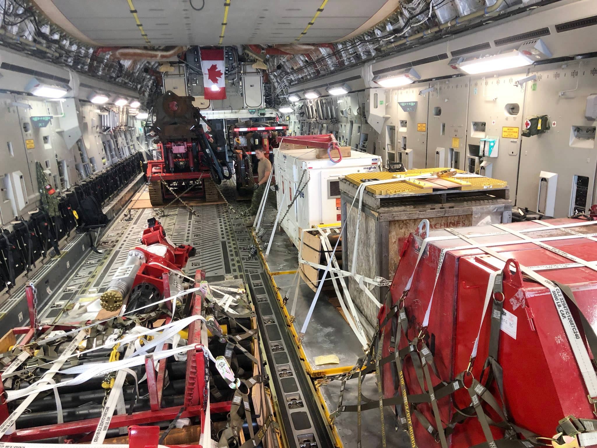 Les avions militaires étaient les seuls à pouvoir transporter les 27 000 kg d’équipement nécessaires.