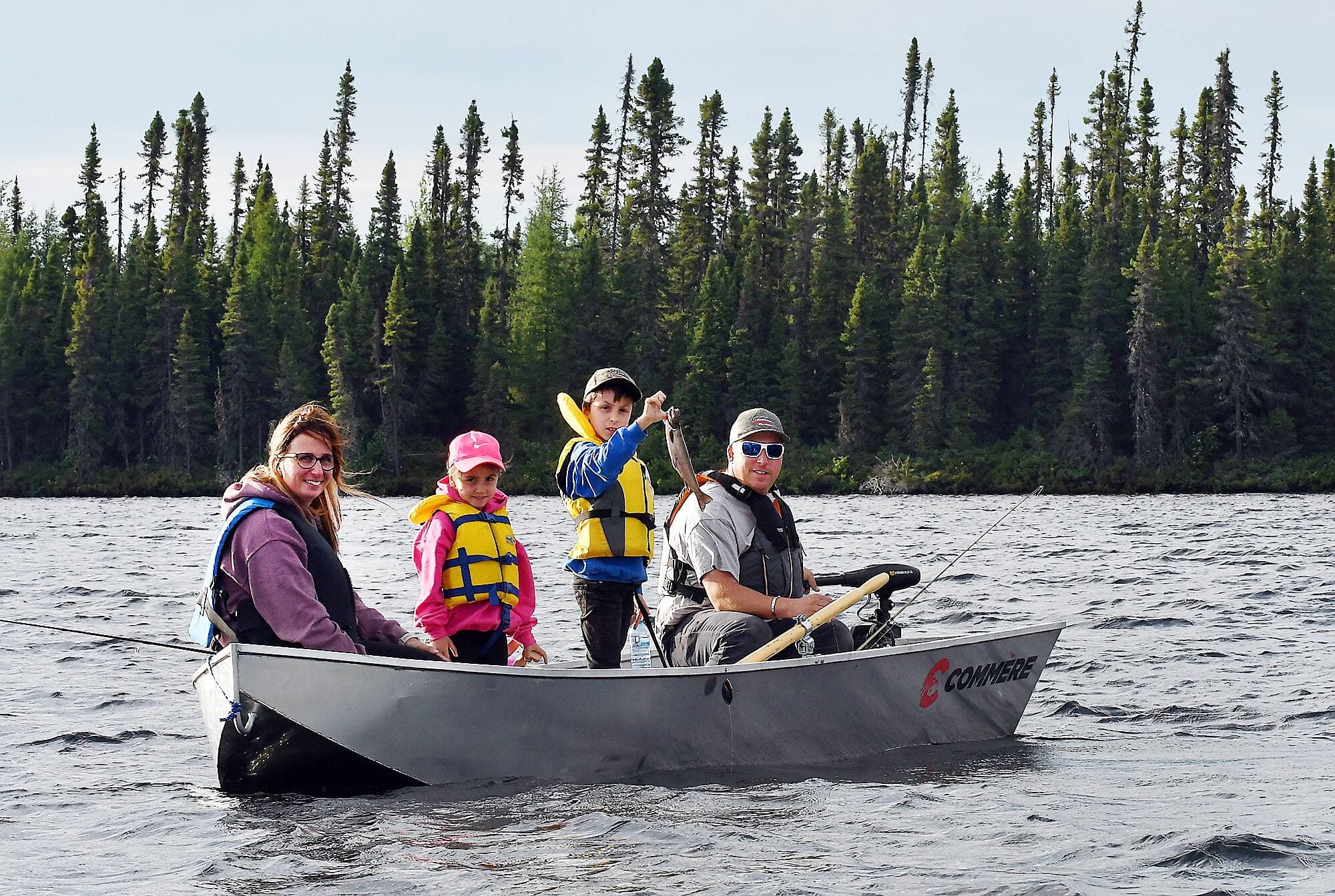 Le jeune Loïc nous présente fièrement cette belle truite mouchetée qu’il a capturée dans le lac Raymond en compagnie de sa famille.