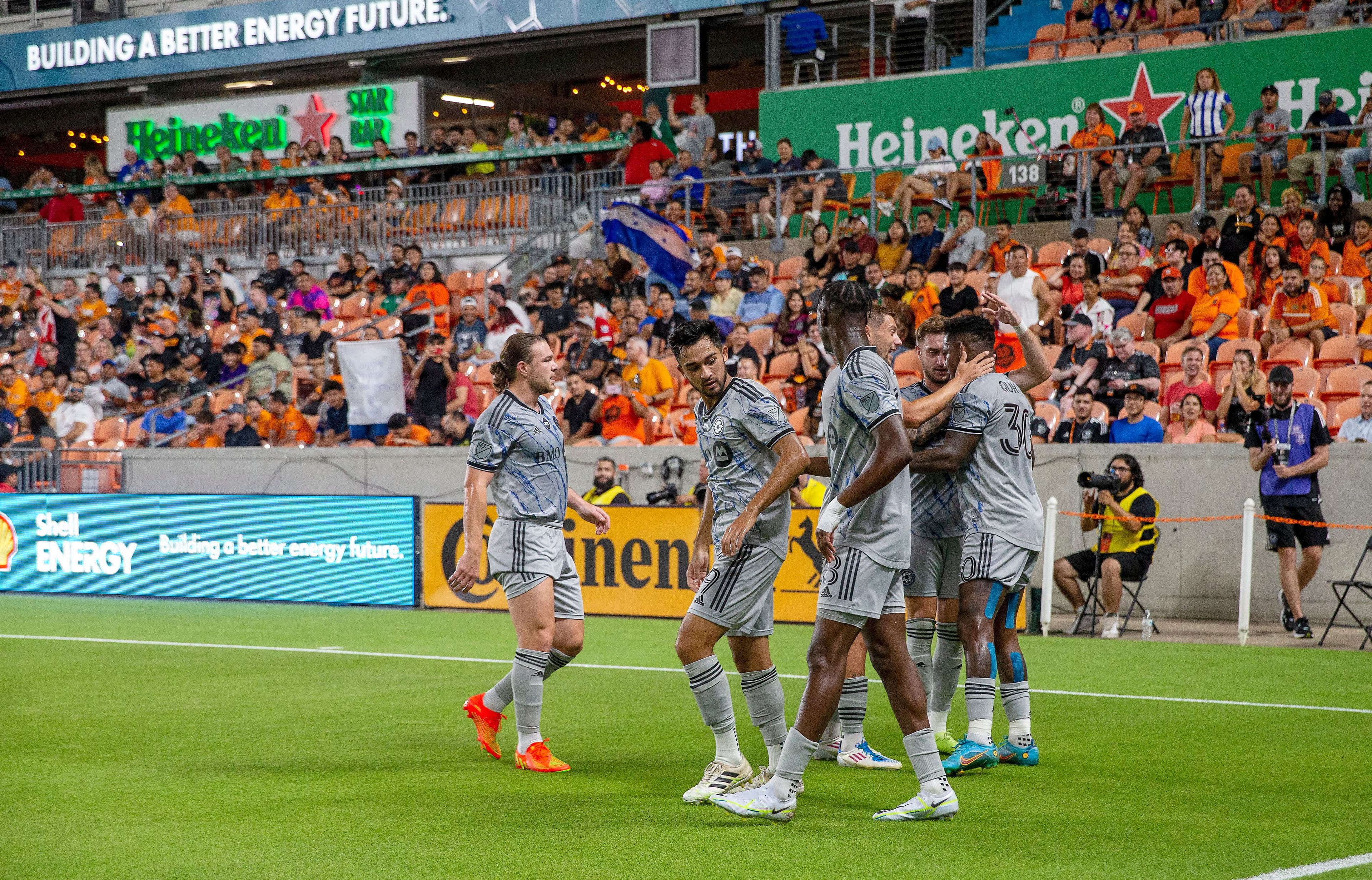 Romell Quioto (à droite) a été félicité par ses coéquipiers du CF Montréal après avoir réussi un tir de pénalité à Houston, samedi, en route vers un gain de 3 à 2 face au Dynamo.