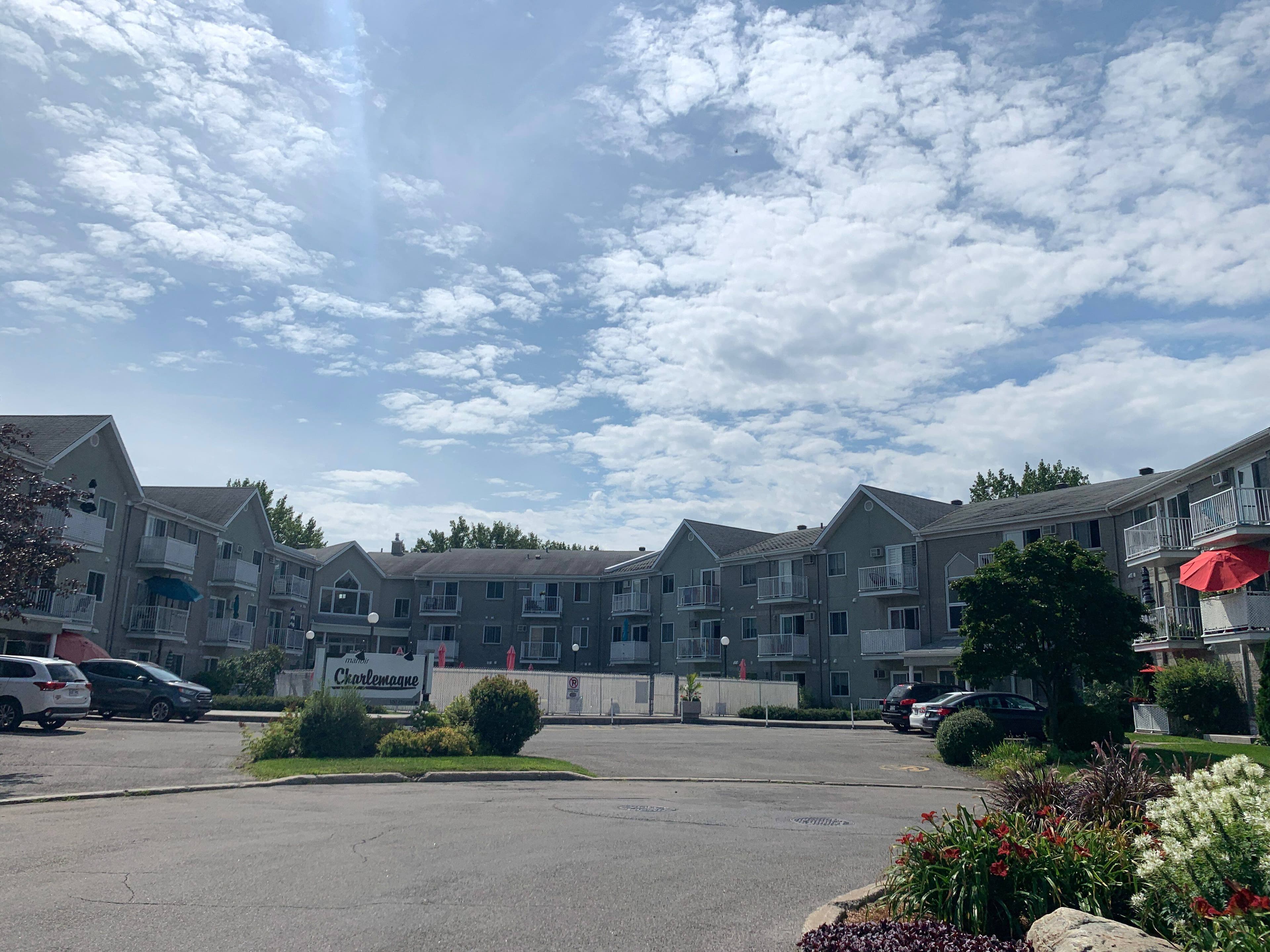 La Sûreté du Québec a arrêté Jean-Philippe Dupont-Cormier, cet été, à son domicile dans un complexe de condominiums de Charlemagne, sur la Rive-Nord de Montréal.