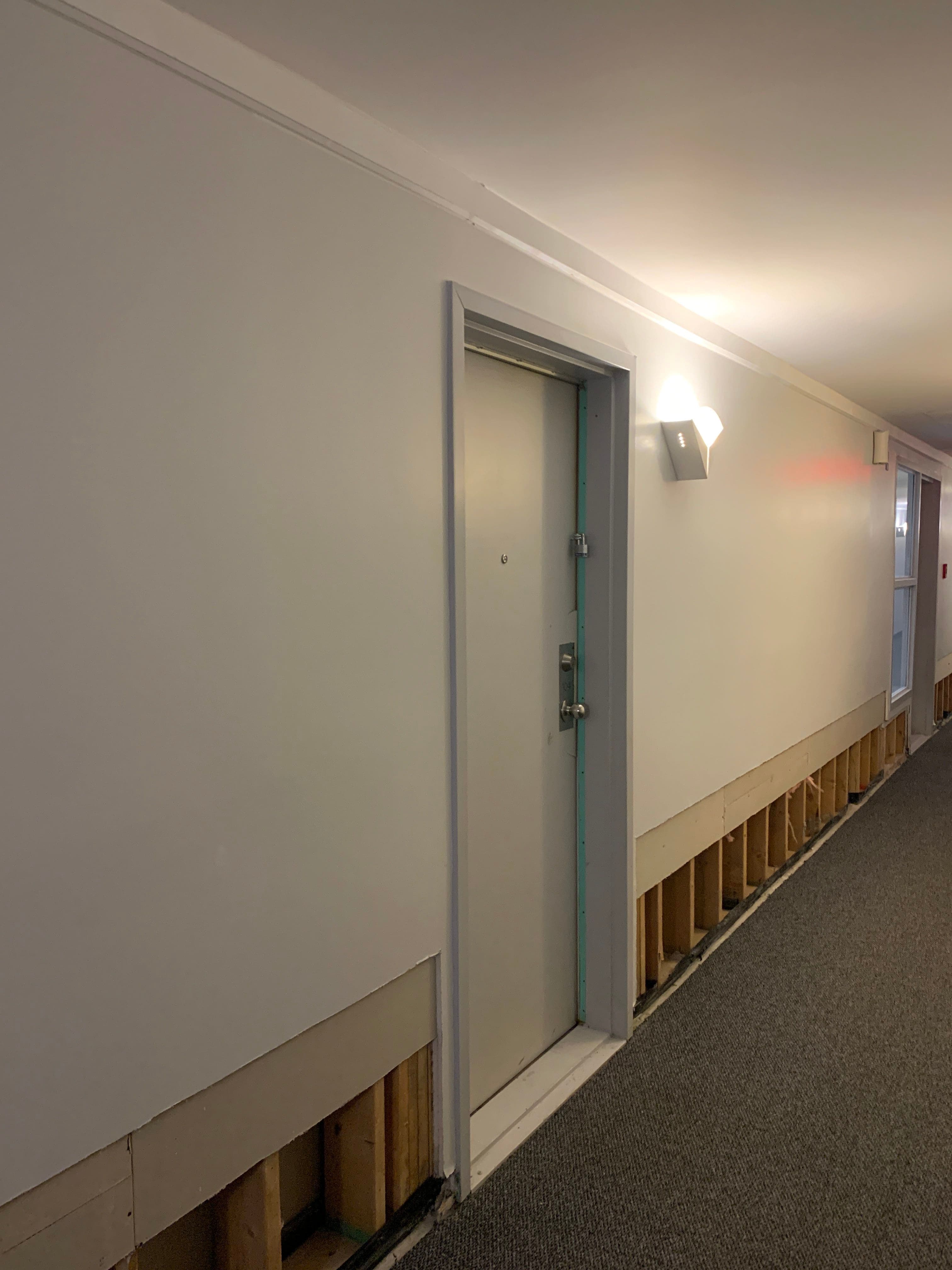 La porte de l’appartement de Jean-Philippe Dupont-Cormier dans un complexe de condominiums de Charlemagne.