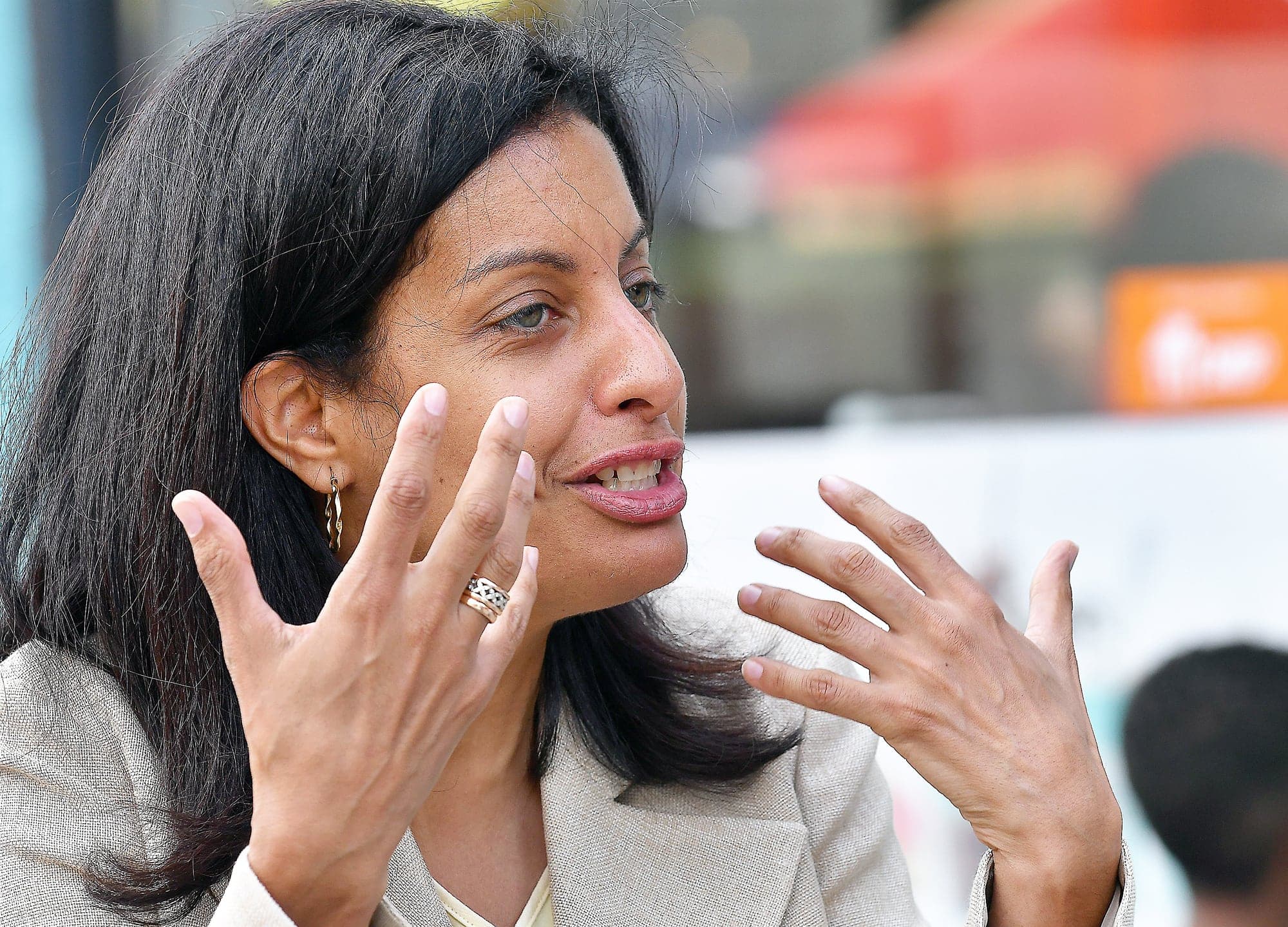 En entrevue sur la rue Cartier à Québec, Dominique Anglade a livré une charge à fond de train contre le chef caquiste, François Legault.