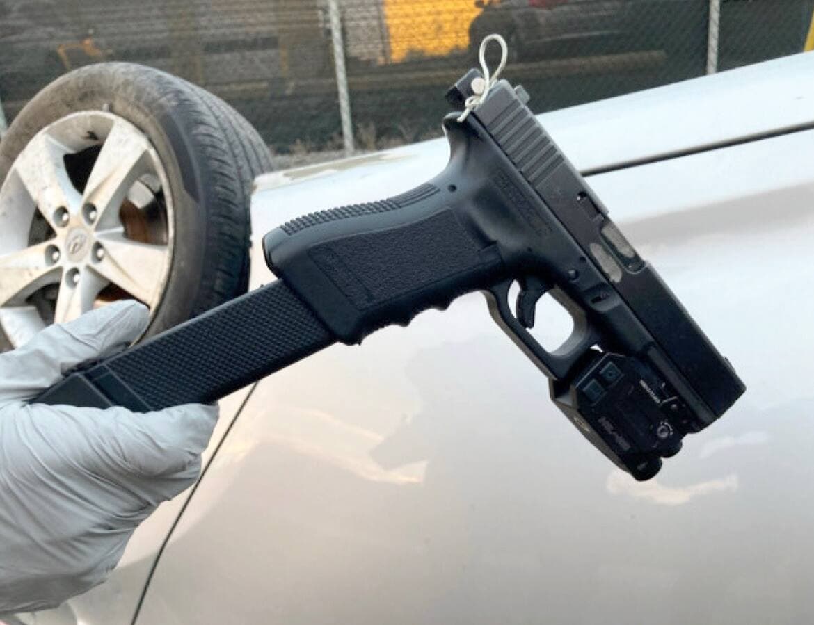 Un pistolet Glock modèle 22 avec un chargeur de haute capacité a été retrouvé.