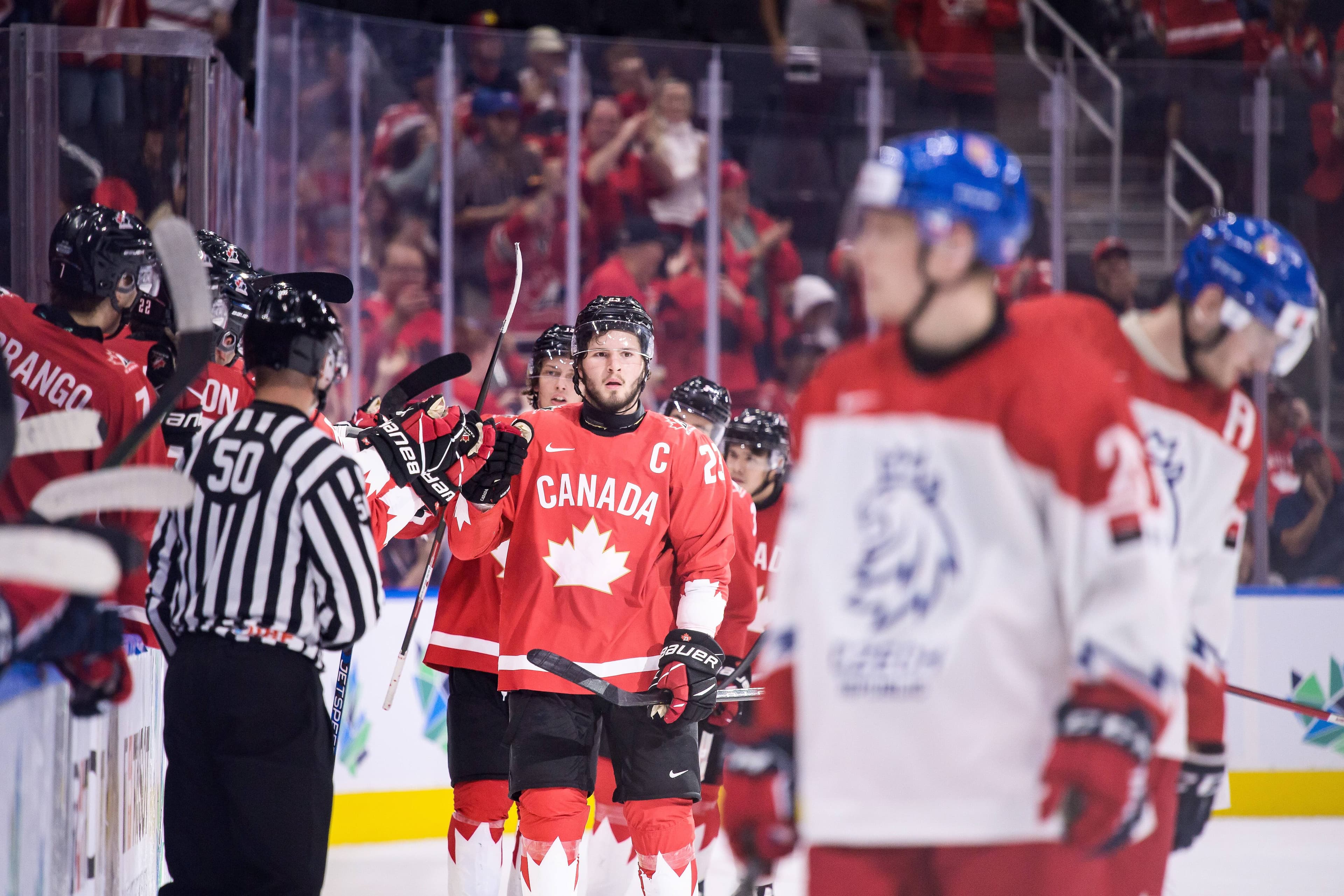 Le capitaine Mason McTavish reçoit les félicitations après avoir porté le pointage 4 à 0.