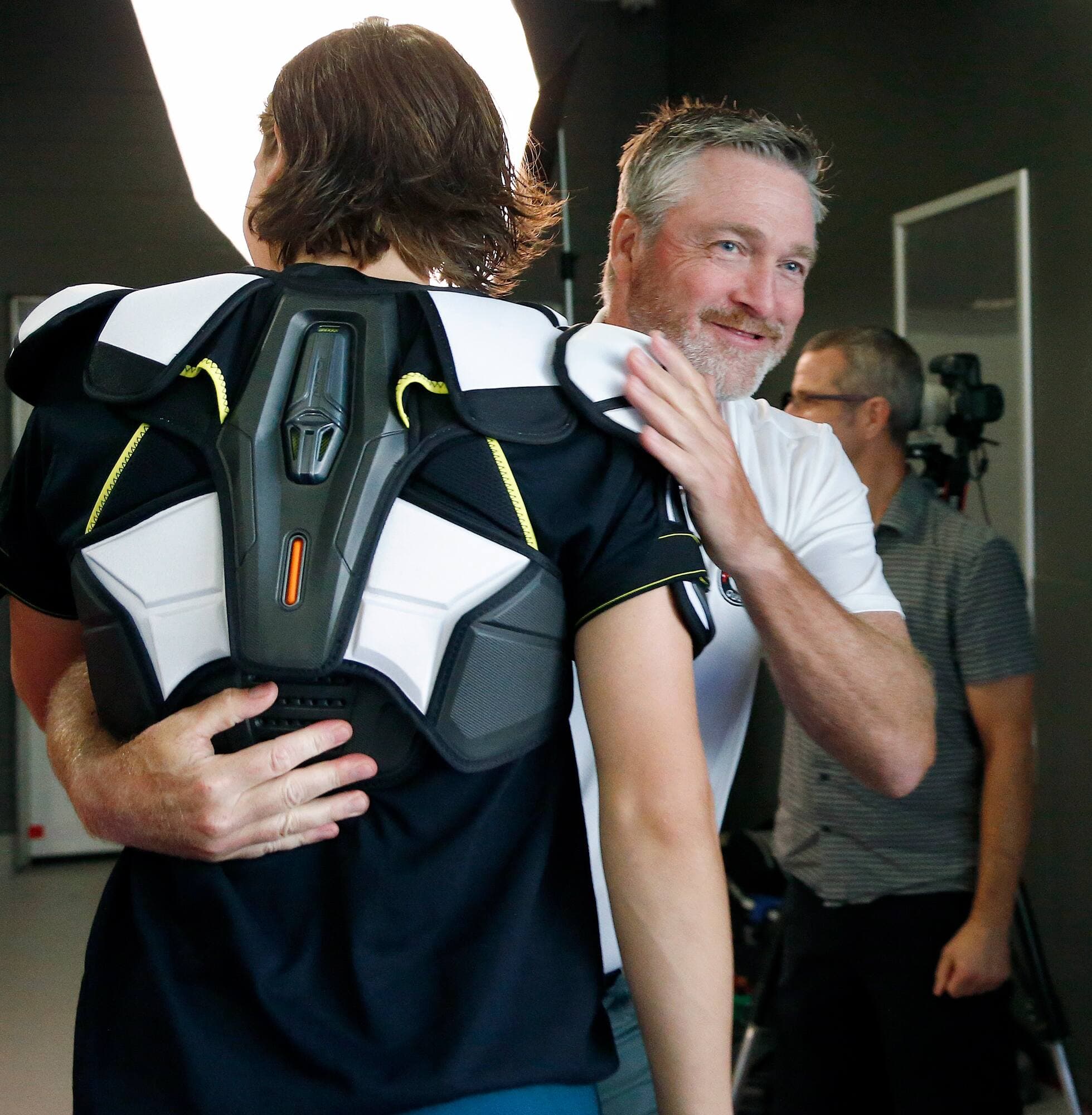 Patrick Roy accueille un joueur des Remparts au camp d’entraînement, en août.