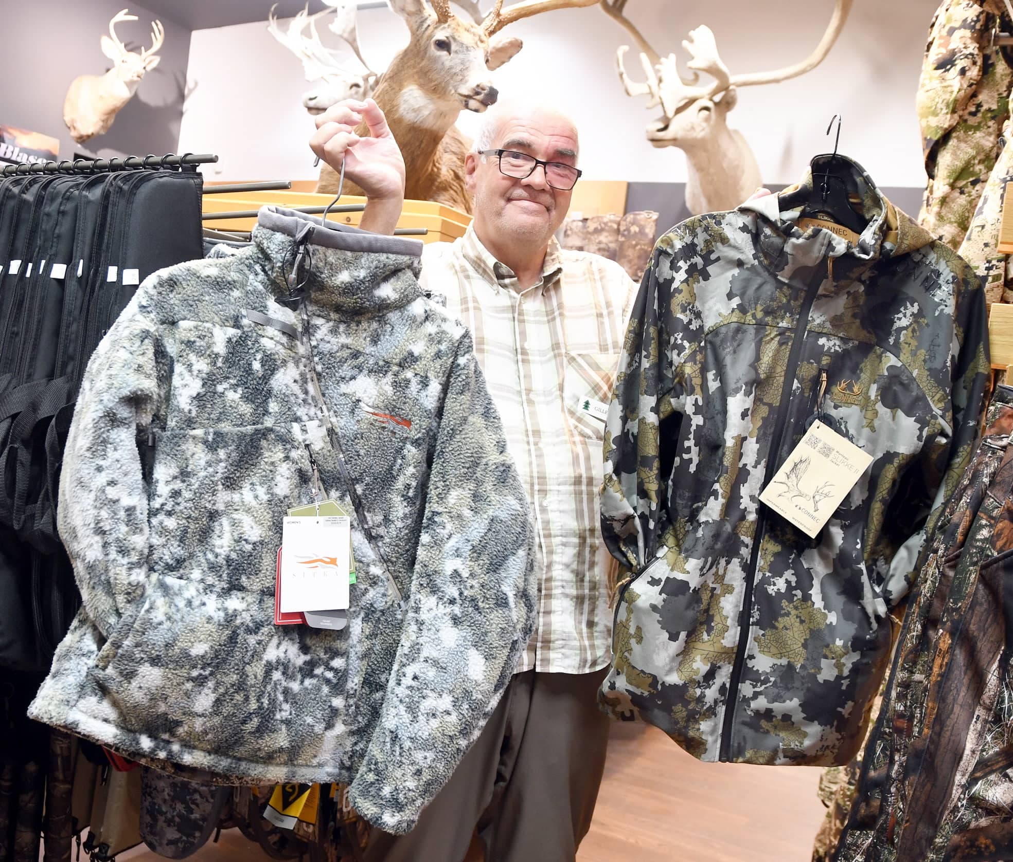 L’expert du Magasin Latulippe Gilles Bertrand nous présente ici deux exemples de manteaux de chasse offerts sur le marché. À gauche, un modèle très chaud pour dames de la compagnie Sitka et, à droite, un manteau entièrement imperméable de la compagnie Connec.